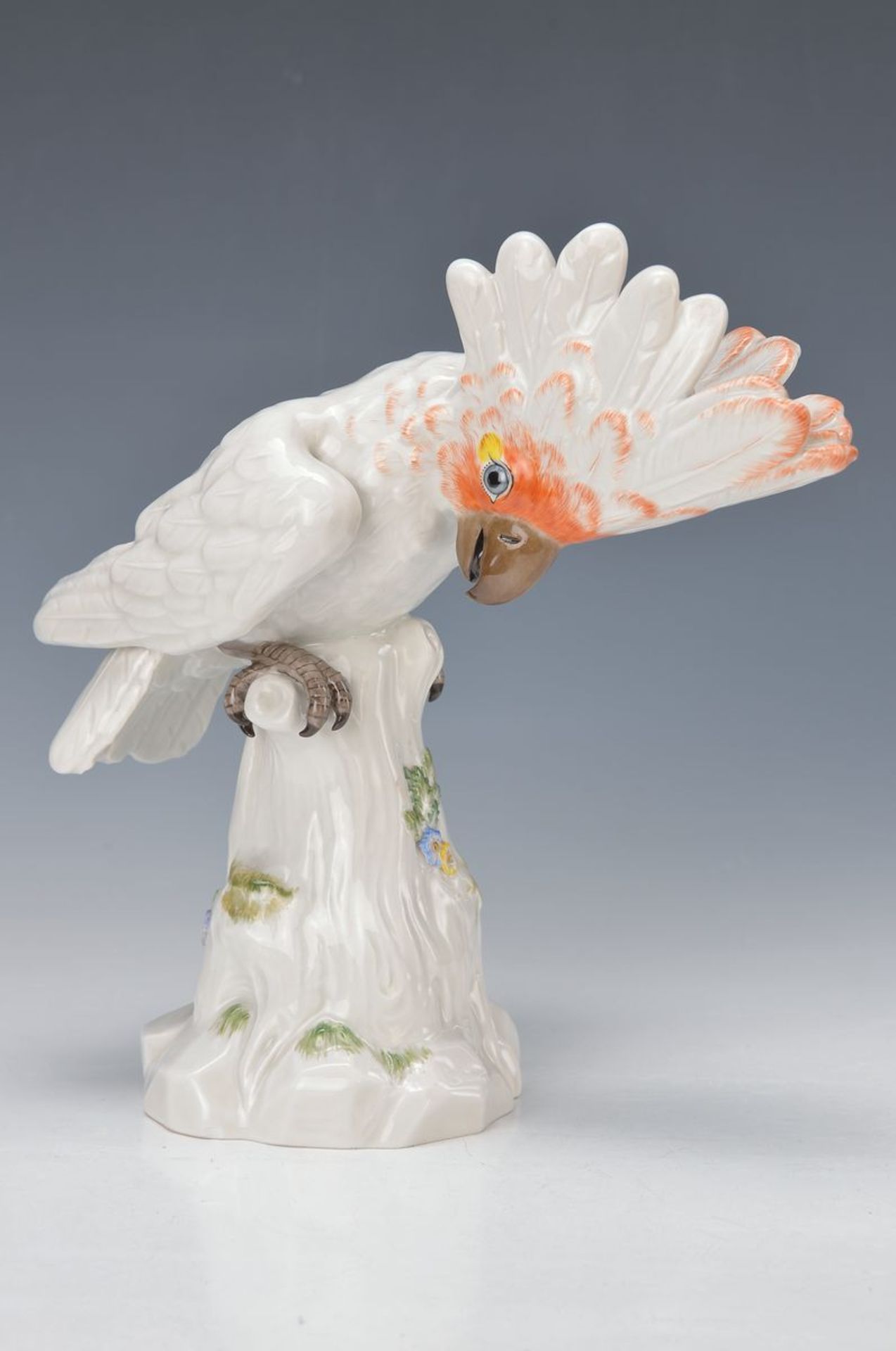 Grosse Porzellanfigur, Meissen, Kakadu, Mitte 20. Jh., Baumstamm mit vollplastischen Blumen,