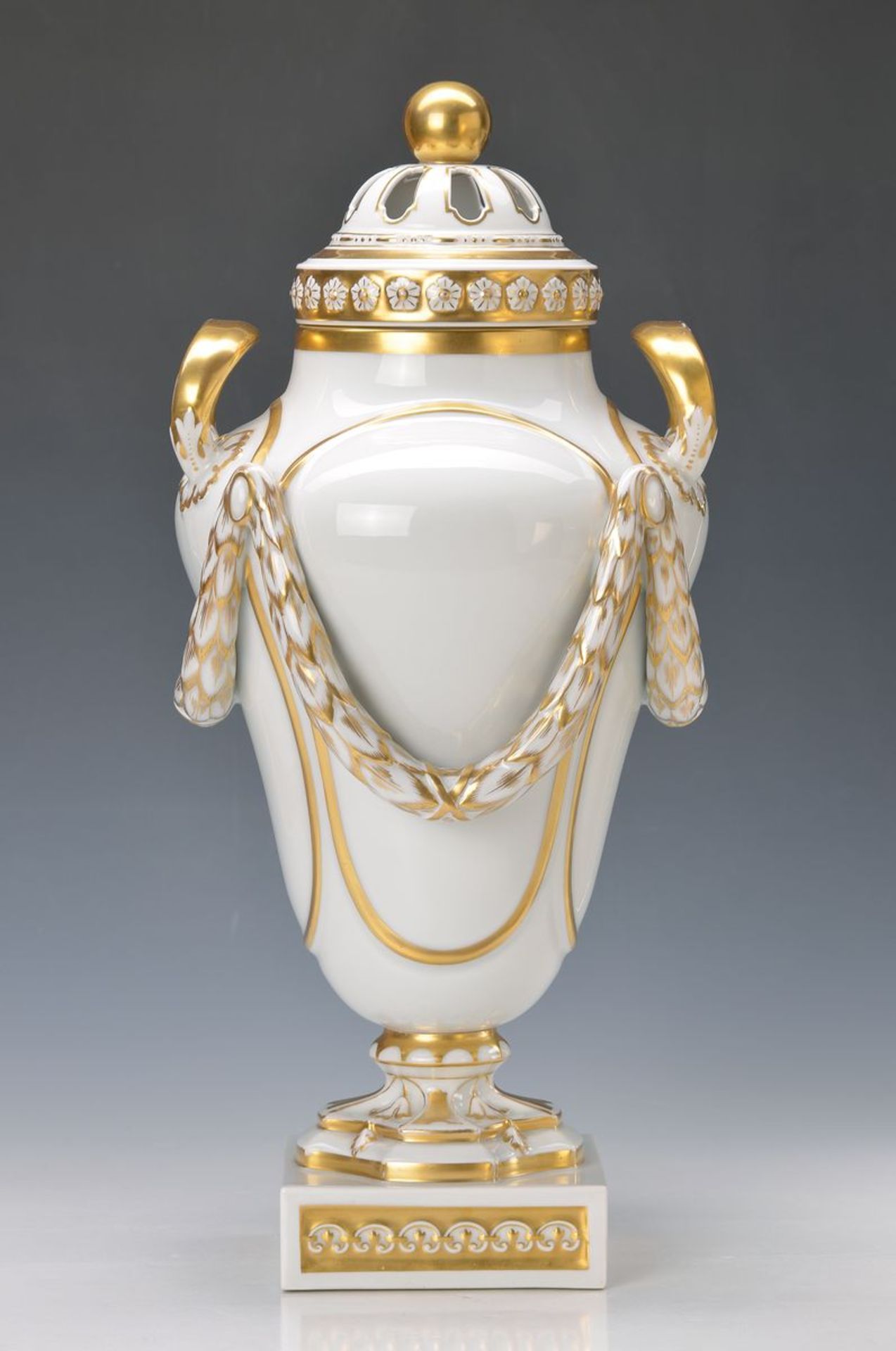 Große Vase, Fürstenberg, um 1900, Empirestil, weiß, Goldstaffage, H. ca. 49cmLarge vase,