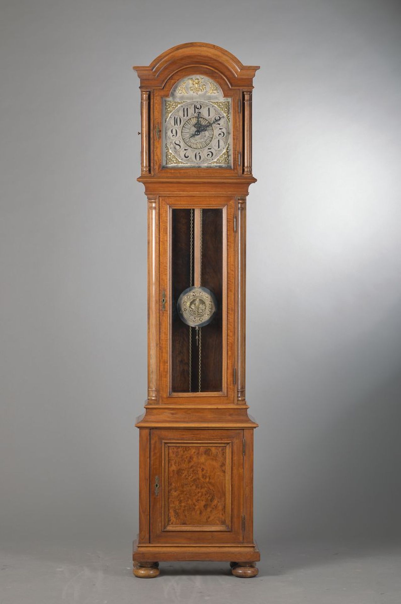 Standuhr, Uhrenmanufaktur Mauthe, um 1900-10, Hartholzgehäuse, einteilig mit alter Politur, obere