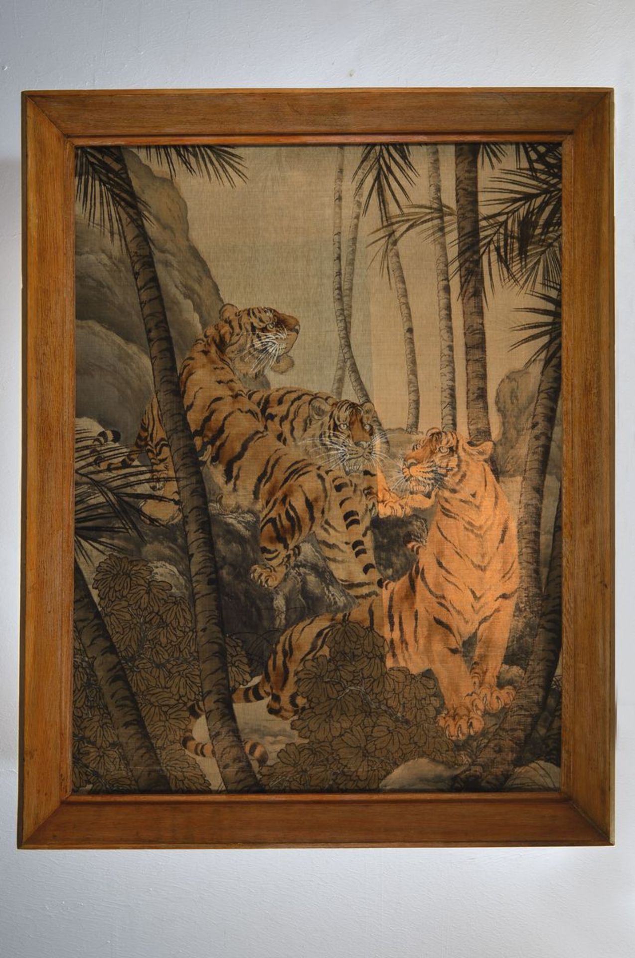 Seidenbild, Japan, um 1900, drei Tiger zwischen Bäumen, gewebt und teilweise übermalt, besonders