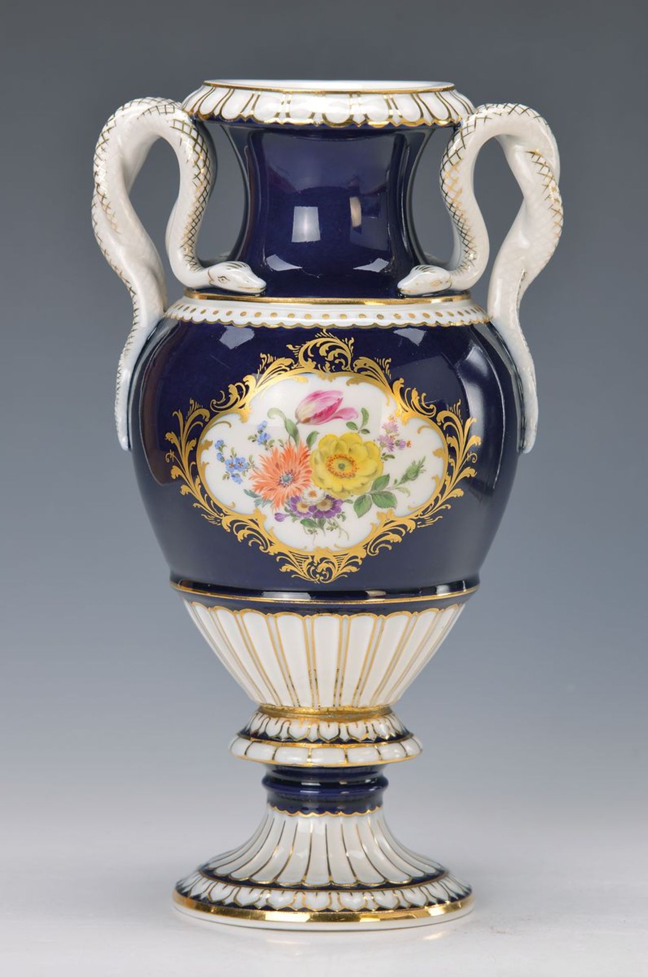 Schlangenhenkelvase, Meissen, um 1910, kobaltblauer Fond, qualitätvoll polychrom bemalt, in