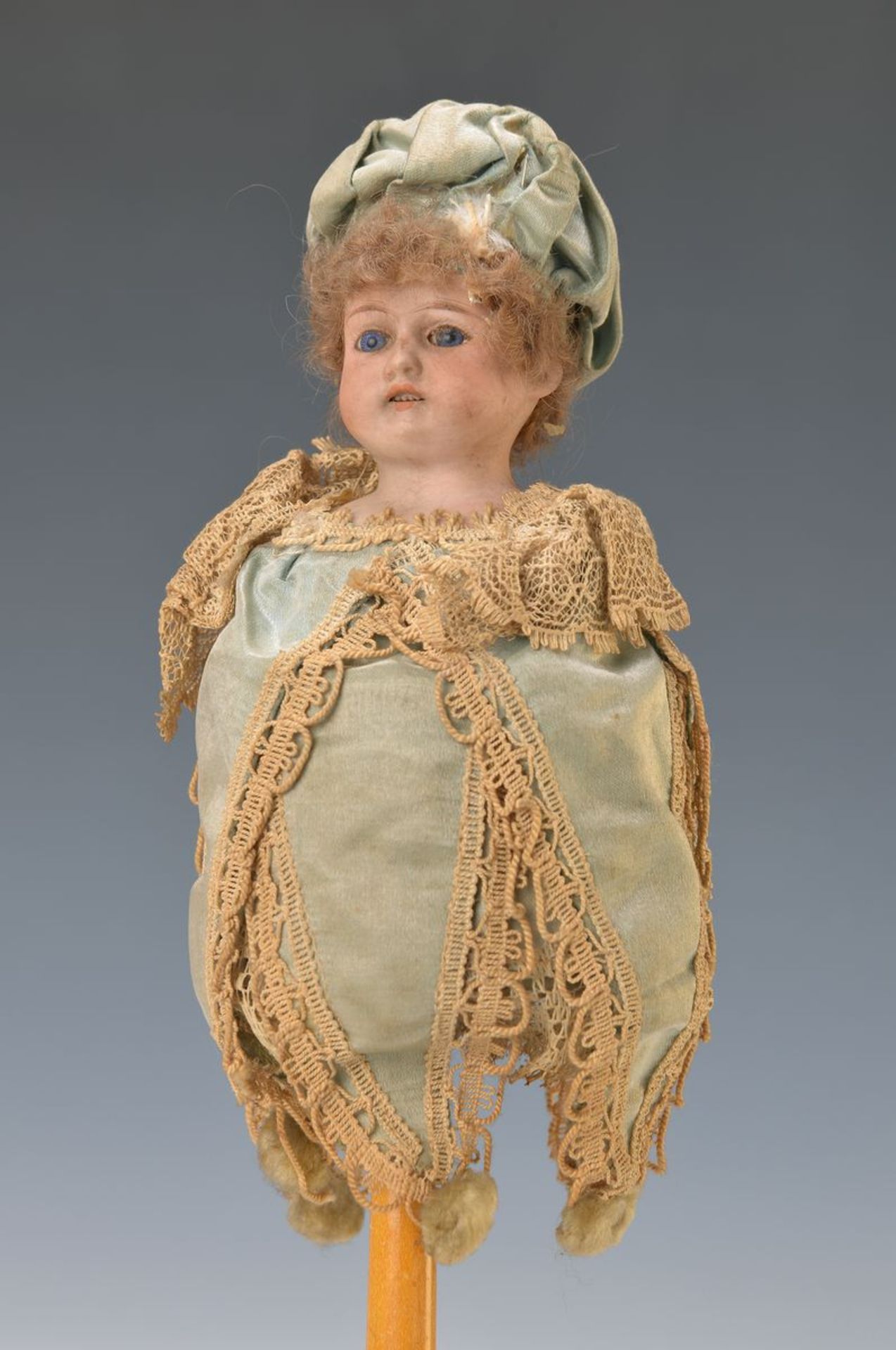 Handpuppe mit Musikspielwerk, deutsch, um 1890-1900, Porzellanbrustplattenkopf bunt bemalt mit