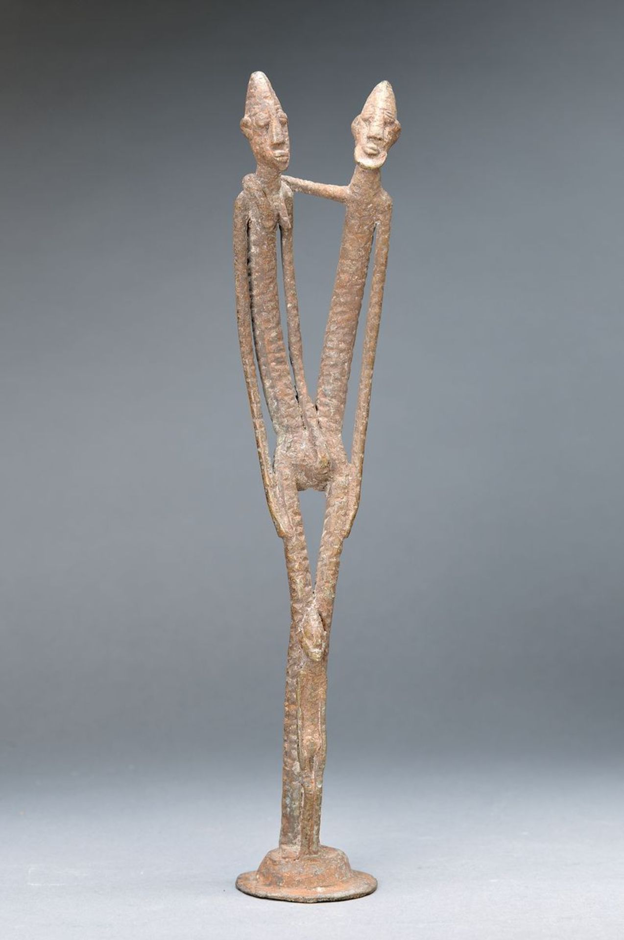 Doppelfigur, Dogon, Mali, ca. 60 Jahre alt, Bronze, braun patiniert, flächiger Hammerschlagdekor,