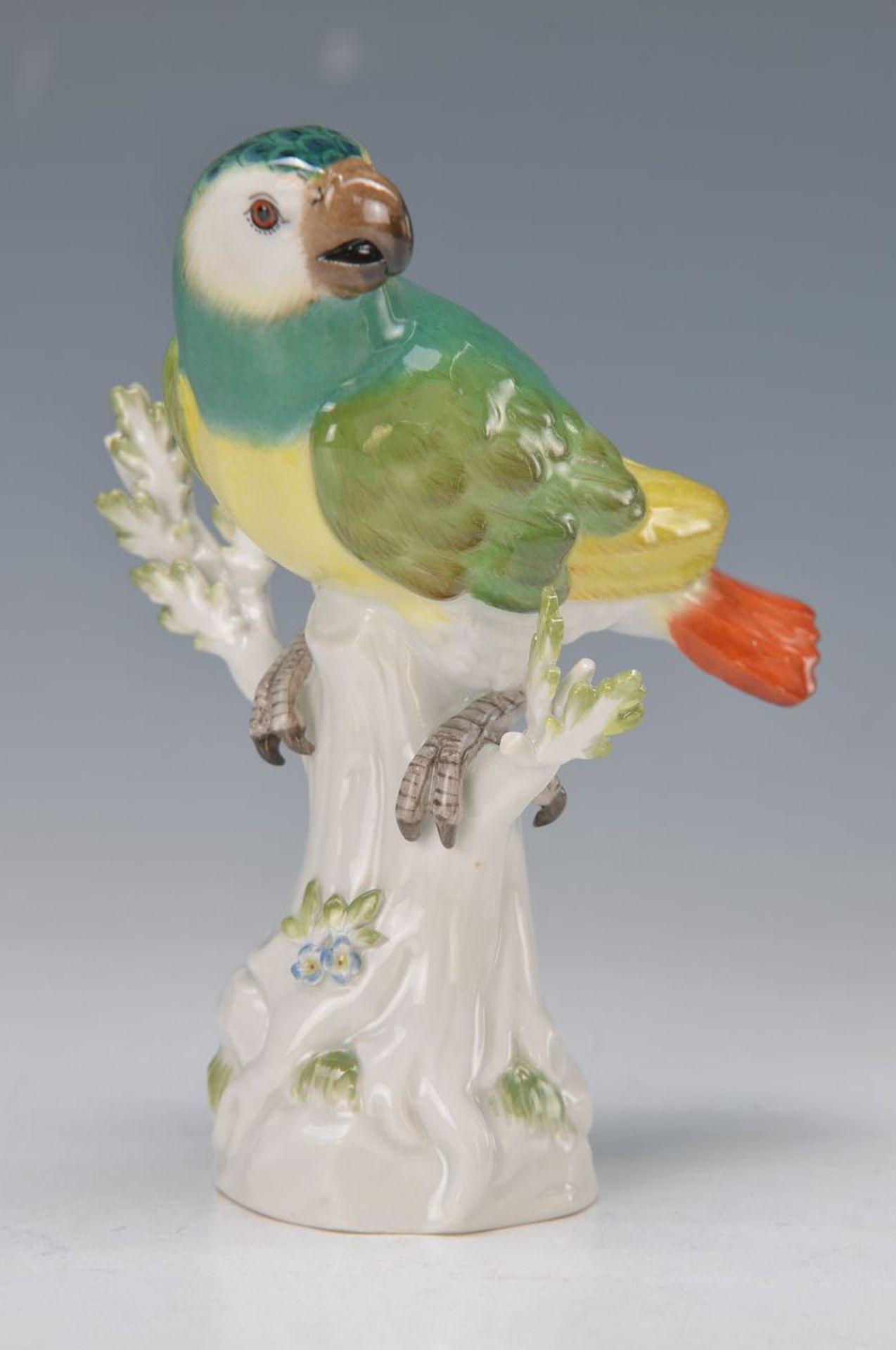 Porzellanfigur, Meissen, um 1910, Papagei auf Baumstumpf, polychrome Bemalung, ca. H. 14.5 cm,