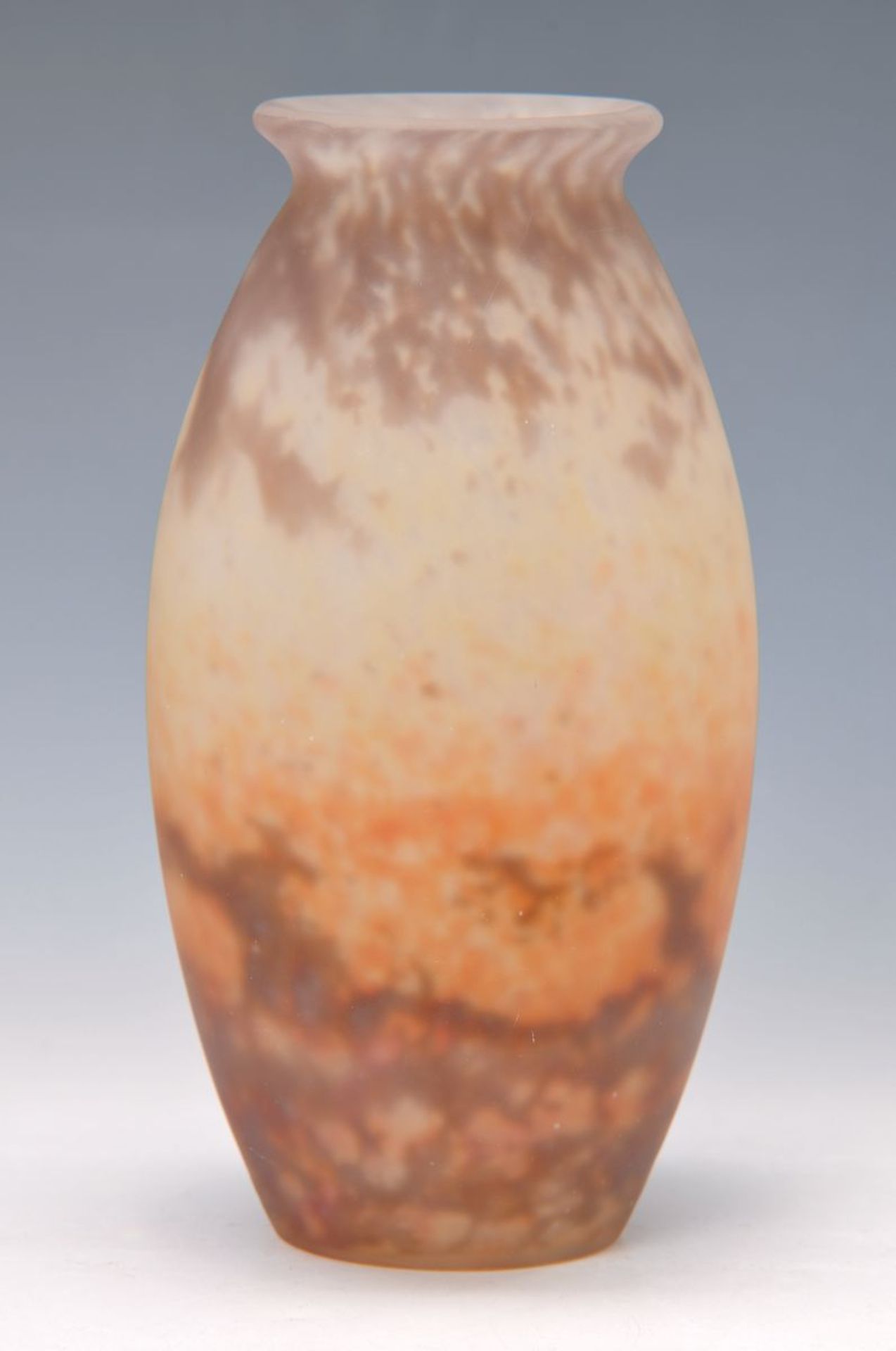 Vase, Muller Freres Lunéville, 1920er Jahre, mundgeblasenes Glas mit wolkigen Einpuderungen in