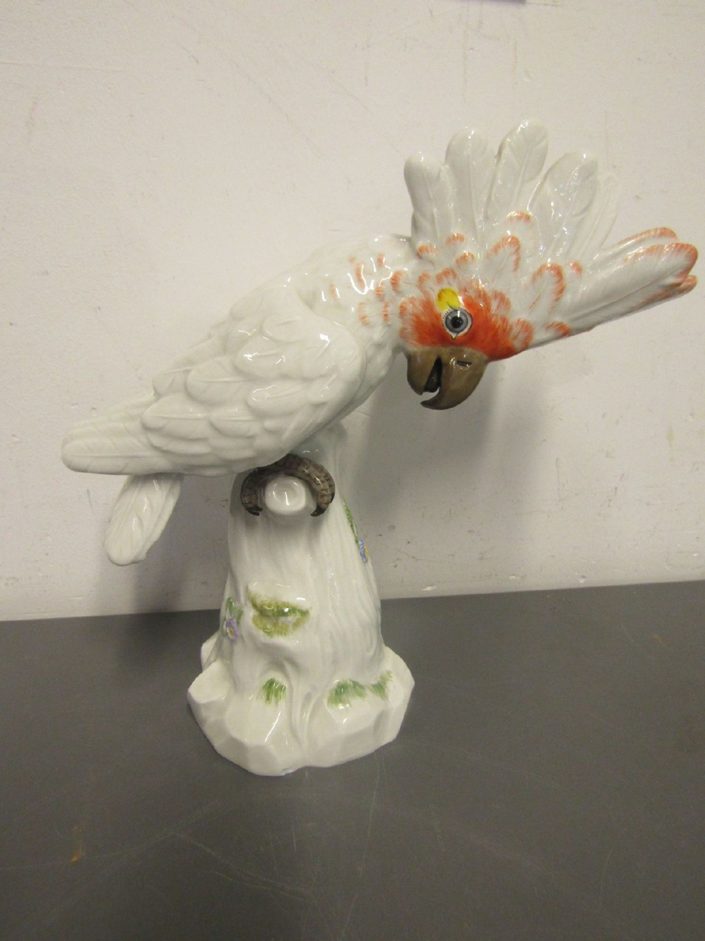 Grosse Porzellanfigur, Meissen, Kakadu, Mitte 20. Jh., Baumstamm mit vollplastischen Blumen, - Bild 2 aus 7