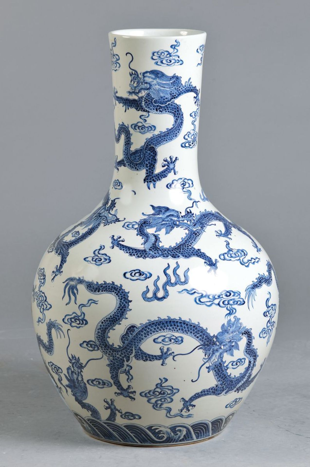 Große Vase, China, um 1910, Porzellan, reicher blauer Drachendekor unter der Glasur, Bodenmarke,