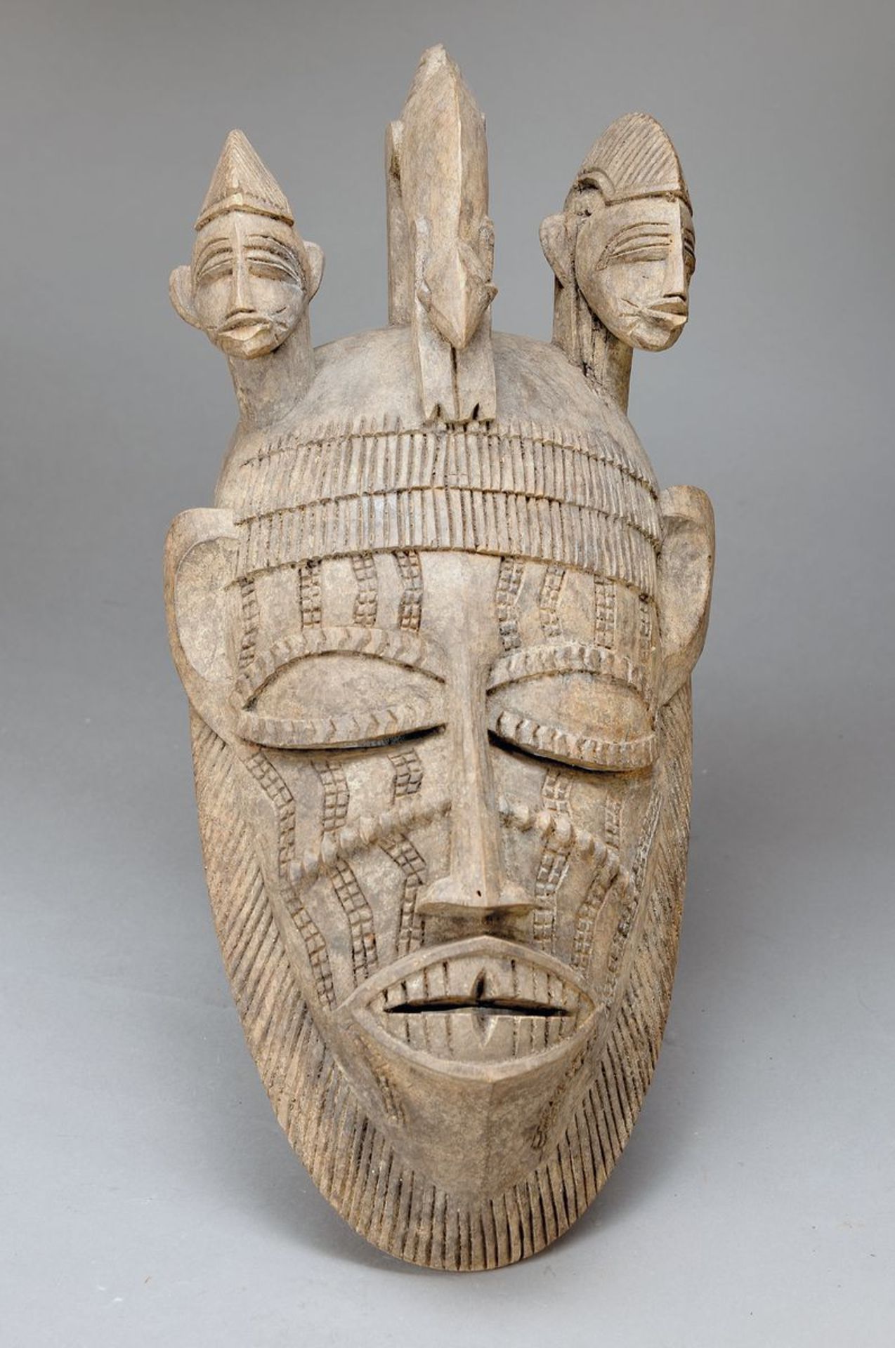 Maske, Bambara, Mali, ca. 50 Jahre alt, Holz aus einem Stück geschnitzt, Reste alter Farbfassung,