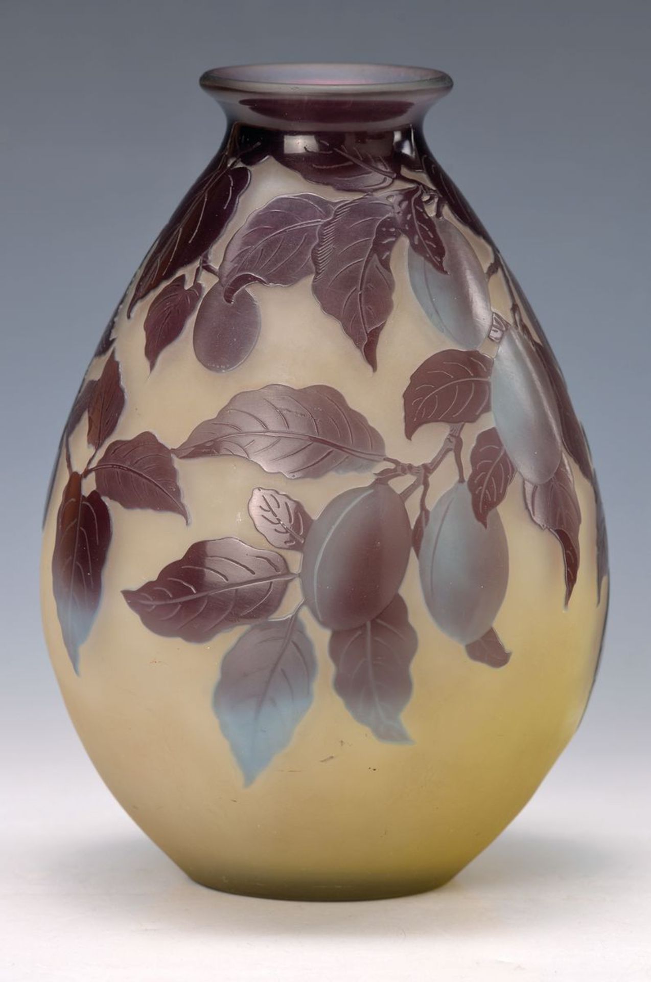 Vase, Emile Gallé, um 1900, farbloses Schichtglas, lilafarben überfangen, erhabener Pflaumendekor in