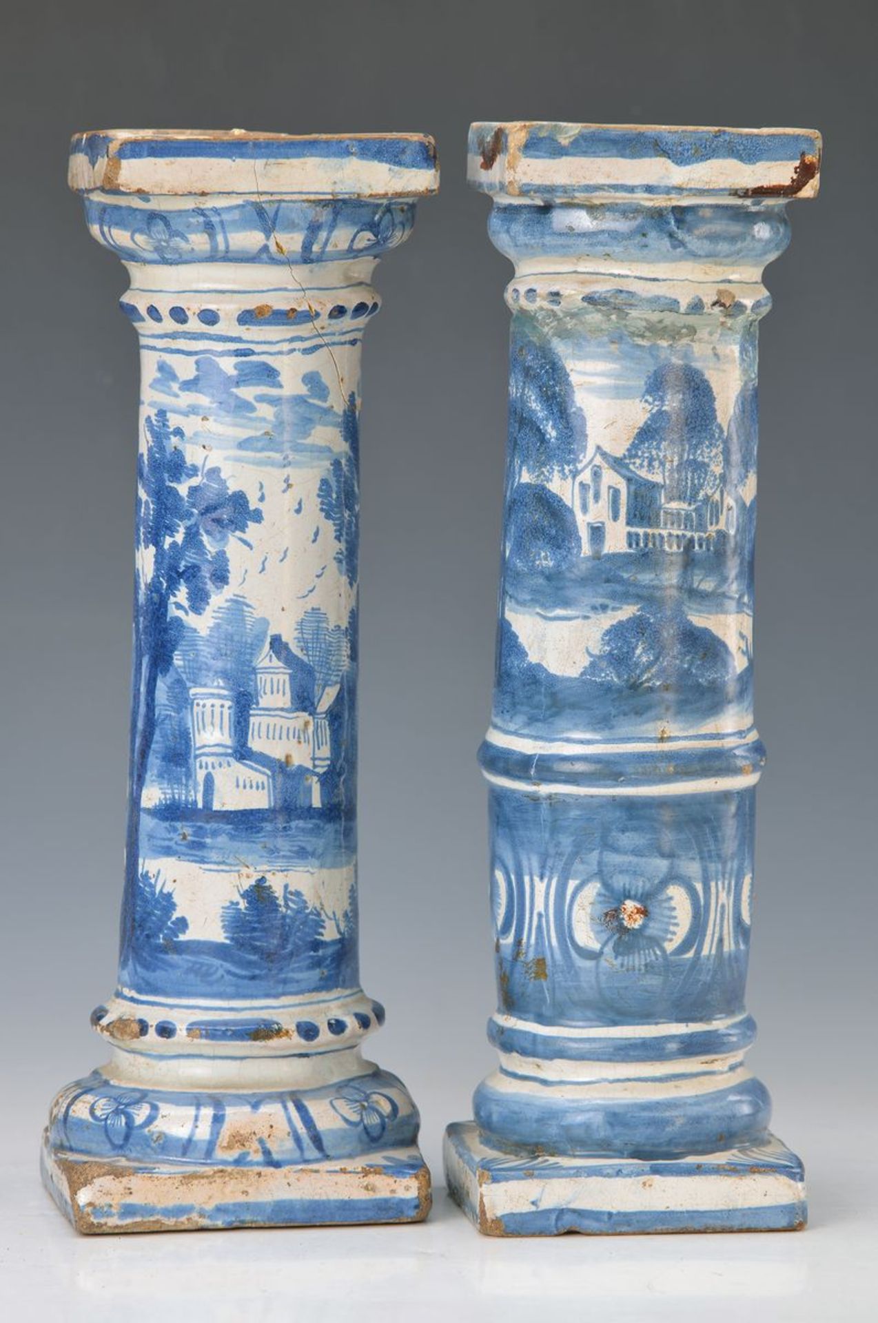 Zwei Säulen eines Ofens, Delft, um 1700, Fayence mit typischer Blaumalerei, mit starken