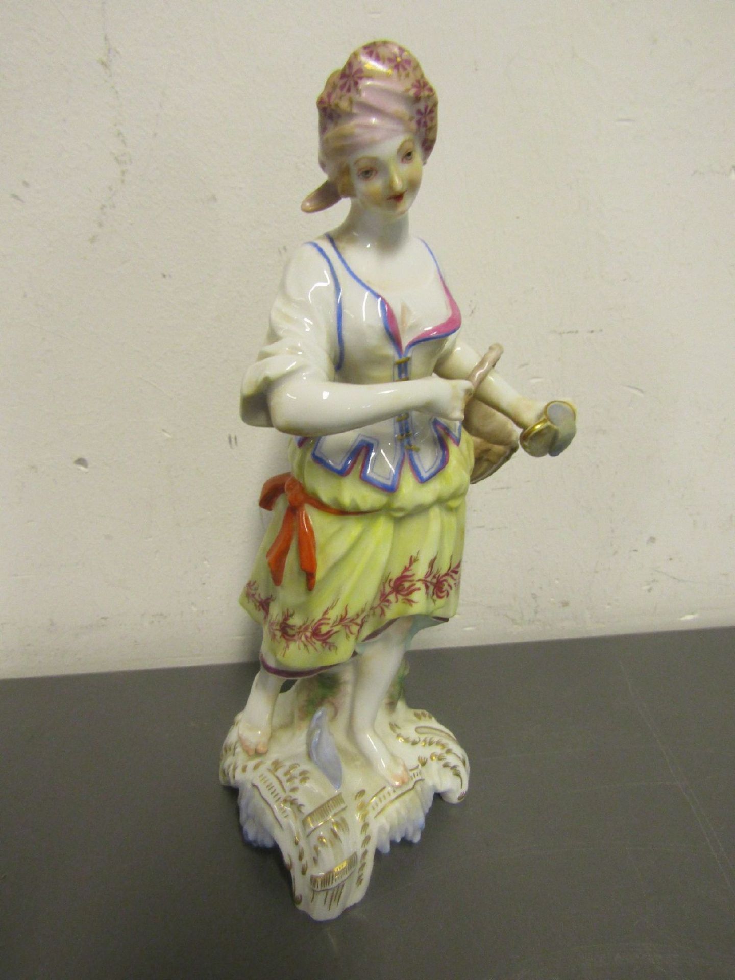 Porzellanfigur, KPM Berlin, 20.Jh., Marktfrau mit Korb und Becher, Entwurf Friedrich Elias Meyer - Bild 2 aus 8