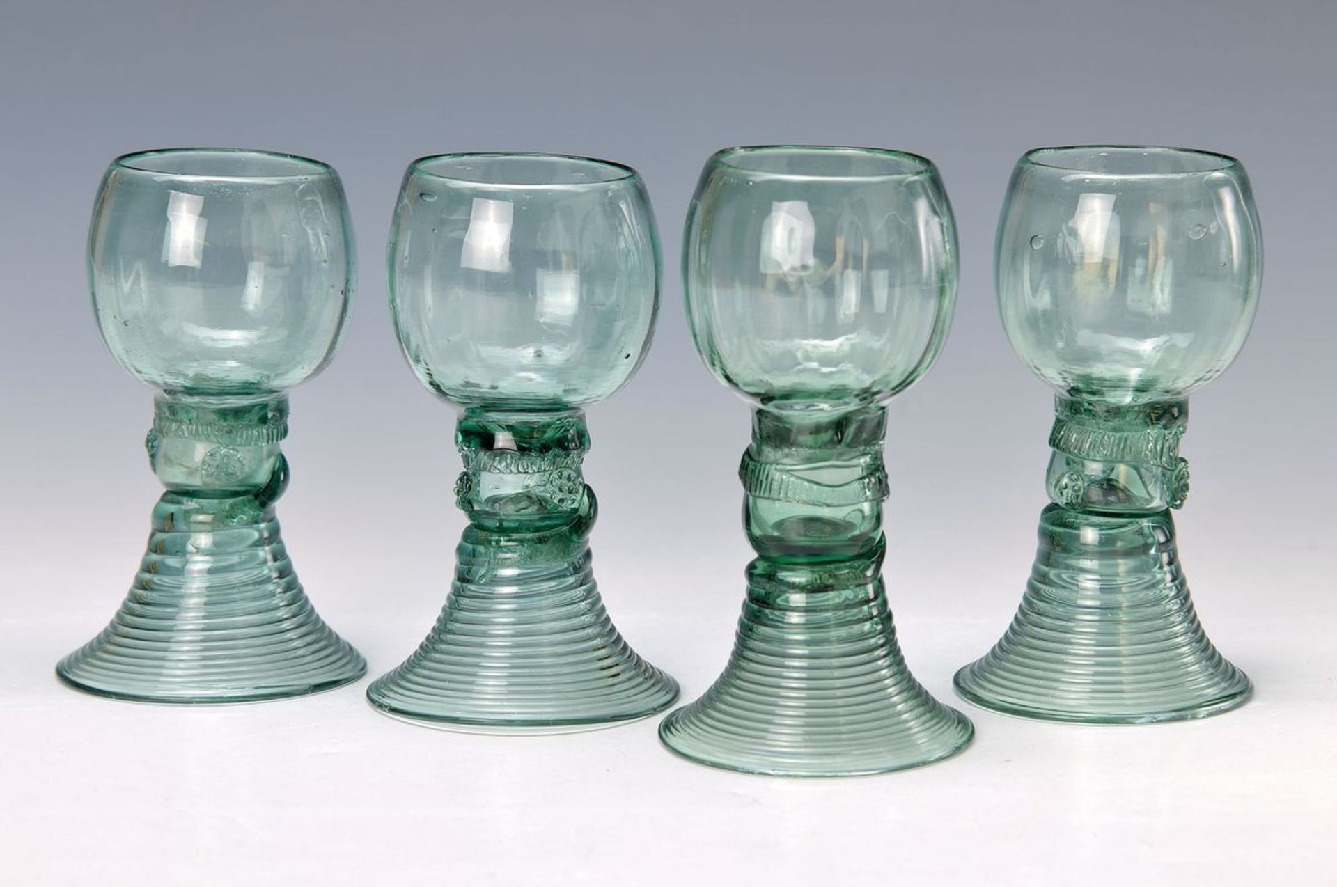 6 Römer, norddeutsch, um 1830, grünes Glas, optisch geblasen, Trompetenfuß, Nodus mit Zwackelband