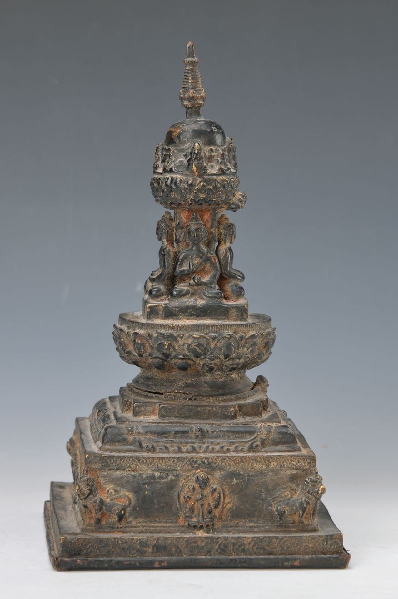 Stupa, Sumatra, 19.Jh., Bronze, dunkelbraun patiniert, vielfach getreppt, ovale Bekrönung über