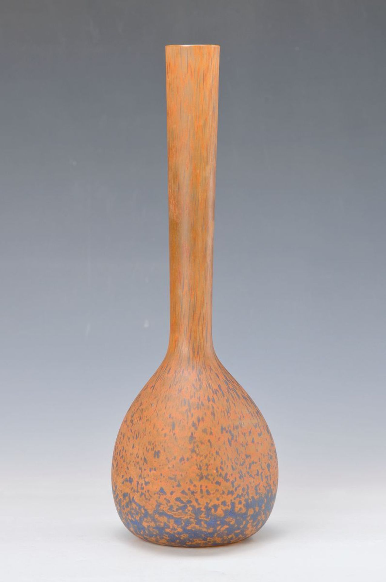 Vase, Delatte Nancy, 1920er Jahre, mundgeblasen mit Ein- und Aufschmelzungen in Orange und blau,