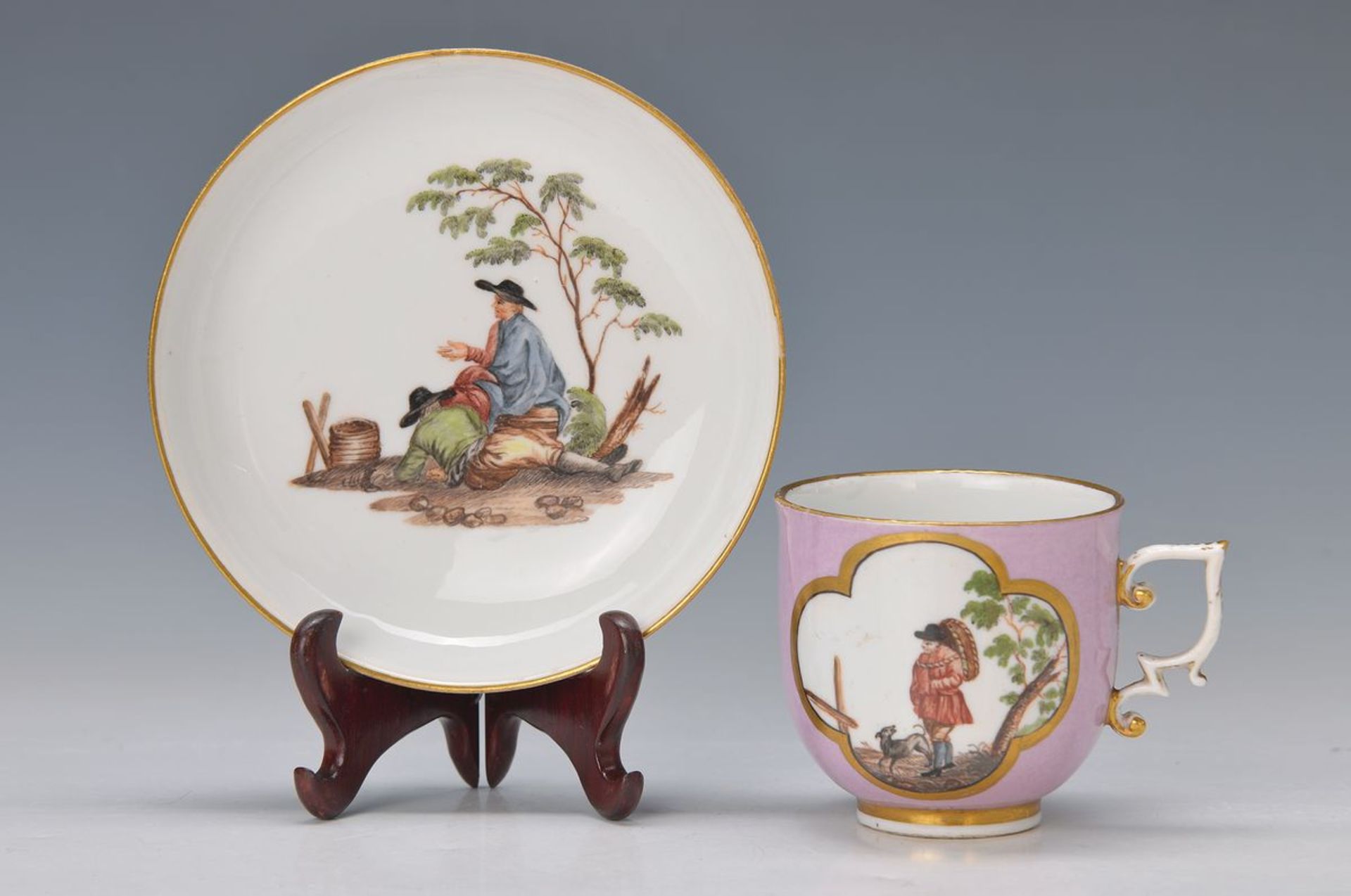 Tasse mit Untertasse, Meissen, um 1735, rosa Fond, Vierpassfassung mit Schäfer bzw. Wanderer,