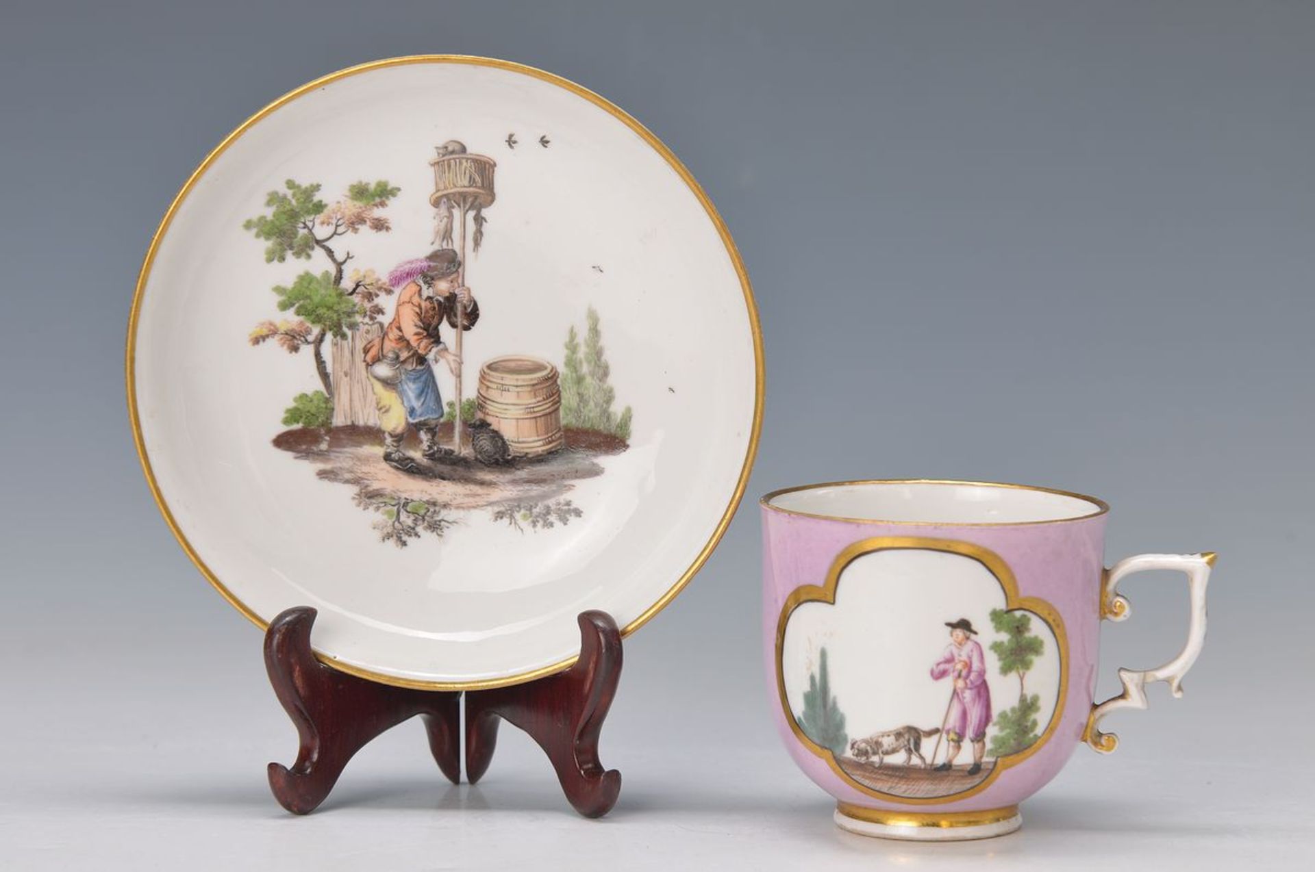 Tasse mit Untertasse, Meissen, um 1735, Schäfer bzw. Wanderer, polychrom bemalt, Goldstaffage, Griff