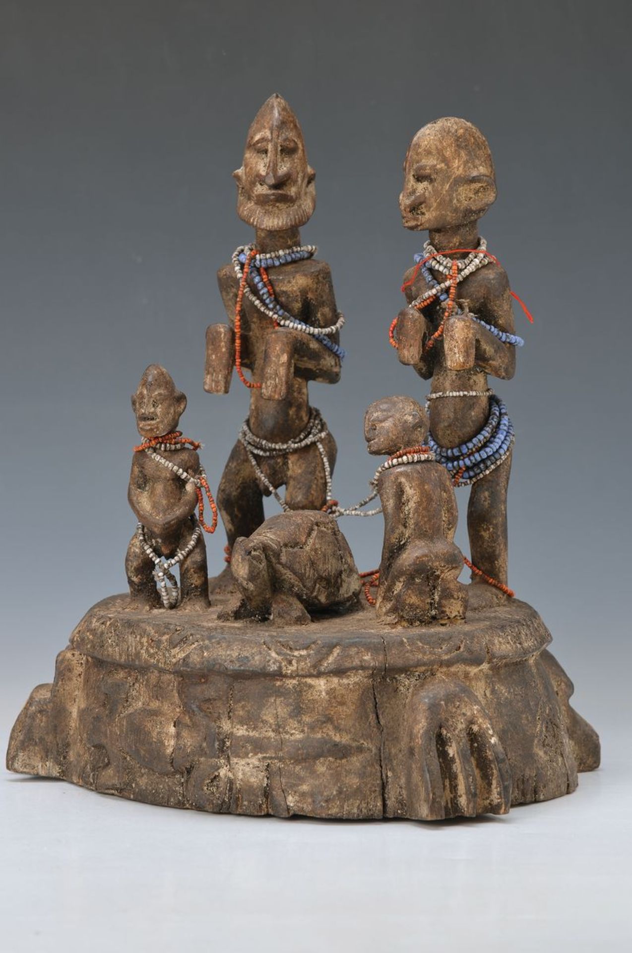 Ahnenaltar Dogon, Mali, ca. 50-60 Jahre alt, Holz, geschnitzt, vier Ahnen mit Schildkröte, auf