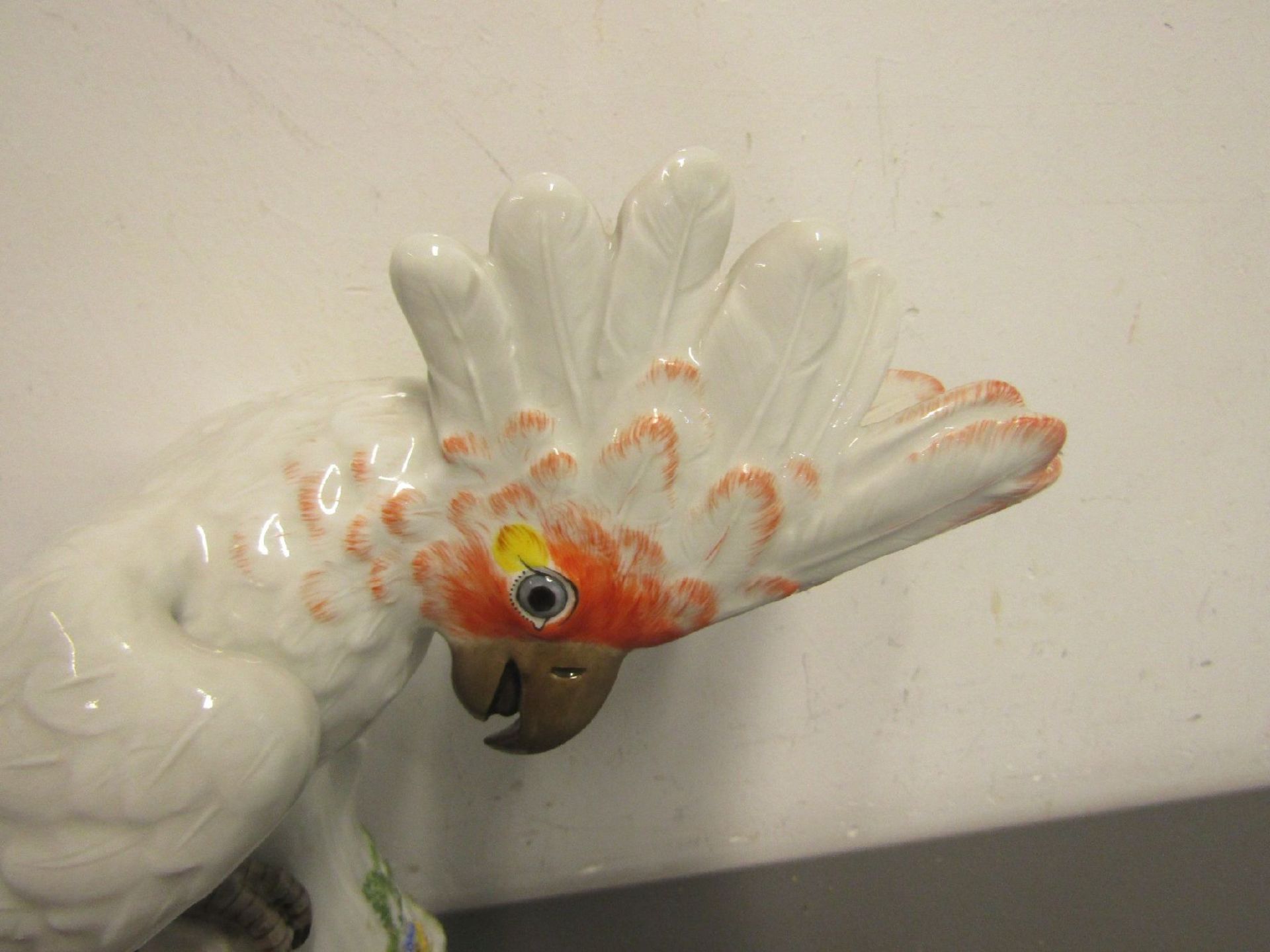 Grosse Porzellanfigur, Meissen, Kakadu, Mitte 20. Jh., Baumstamm mit vollplastischen Blumen, - Bild 3 aus 7