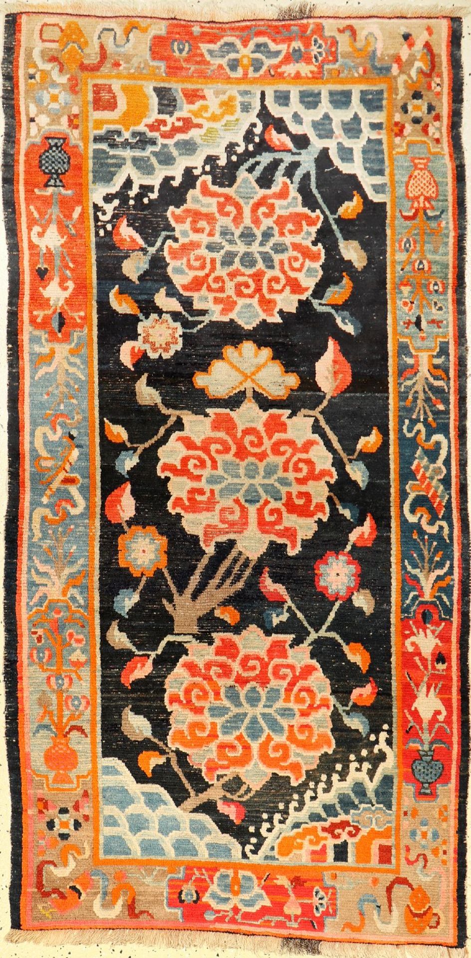 Khaden alt (Lotus Design), Tibet, um 1910, Wolle auf Baumwolle, ca. 173 x 82 cm, selten, sehr