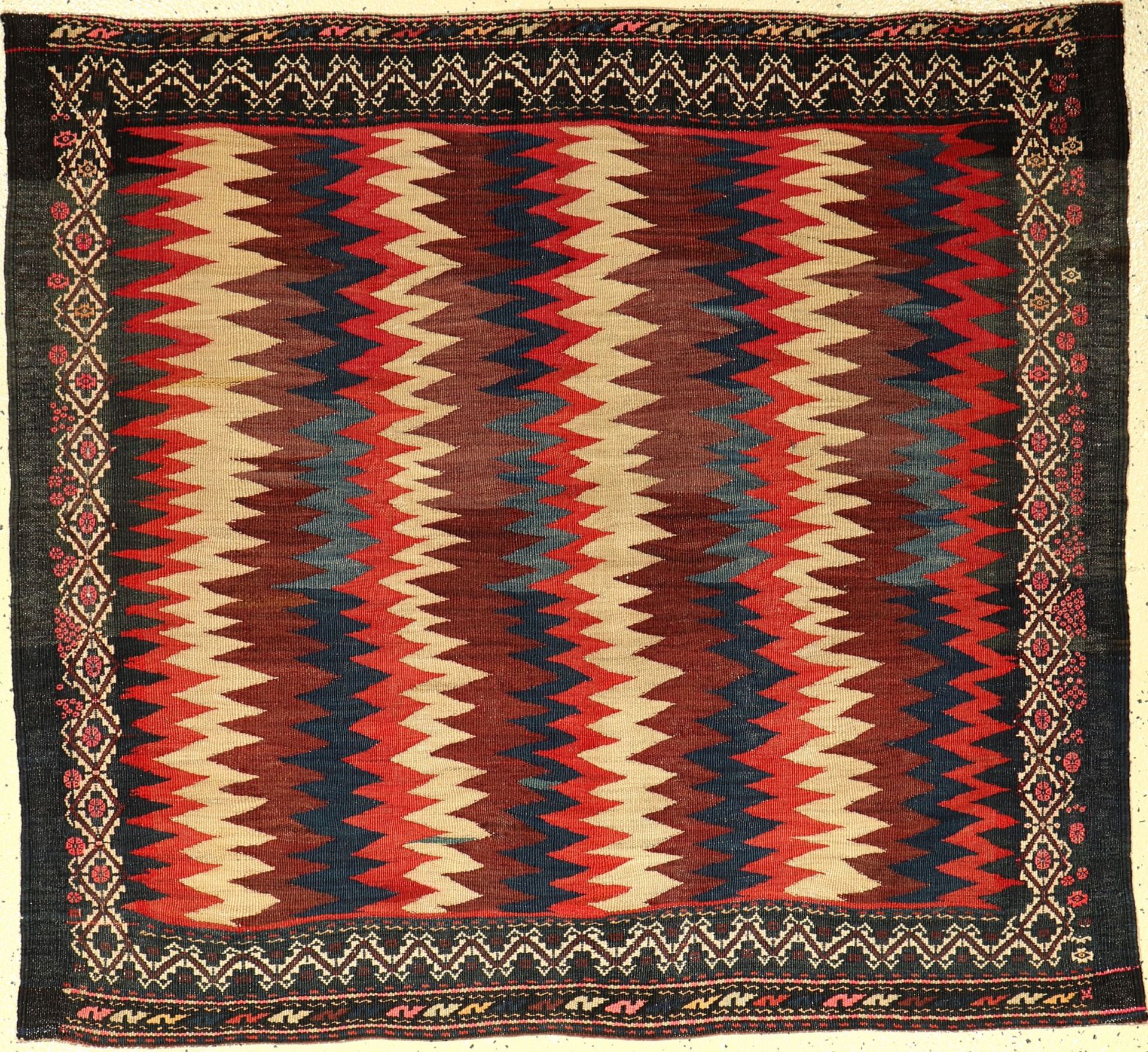 Sofreh alt, Persien, um 1940, Wolle auf Wolle, ca. 108 x 127 cm, EHZ: 2-3Sofreh "Flatweave", Persia,