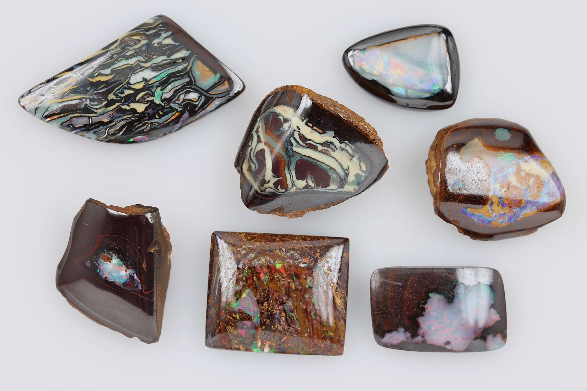 Konvolut 7 lose Opale, best. aus: 1 x Yowah-Nuss Opal, ca. 11.4 ct, 1 x Boulderopal, ca. 15.9 ct,