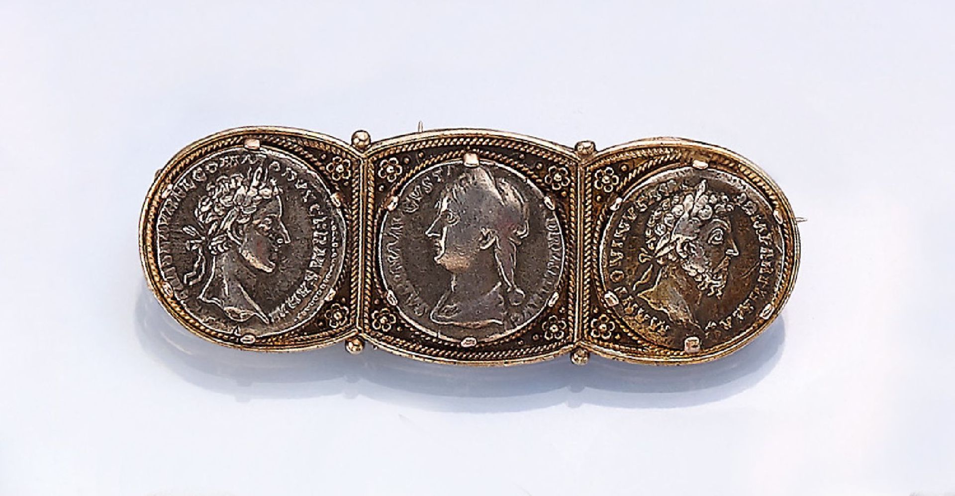 Brosche mit röm. Münzen, GG 585/000 und Silber, um 1880/1890, Kordelbandverzierung, fein