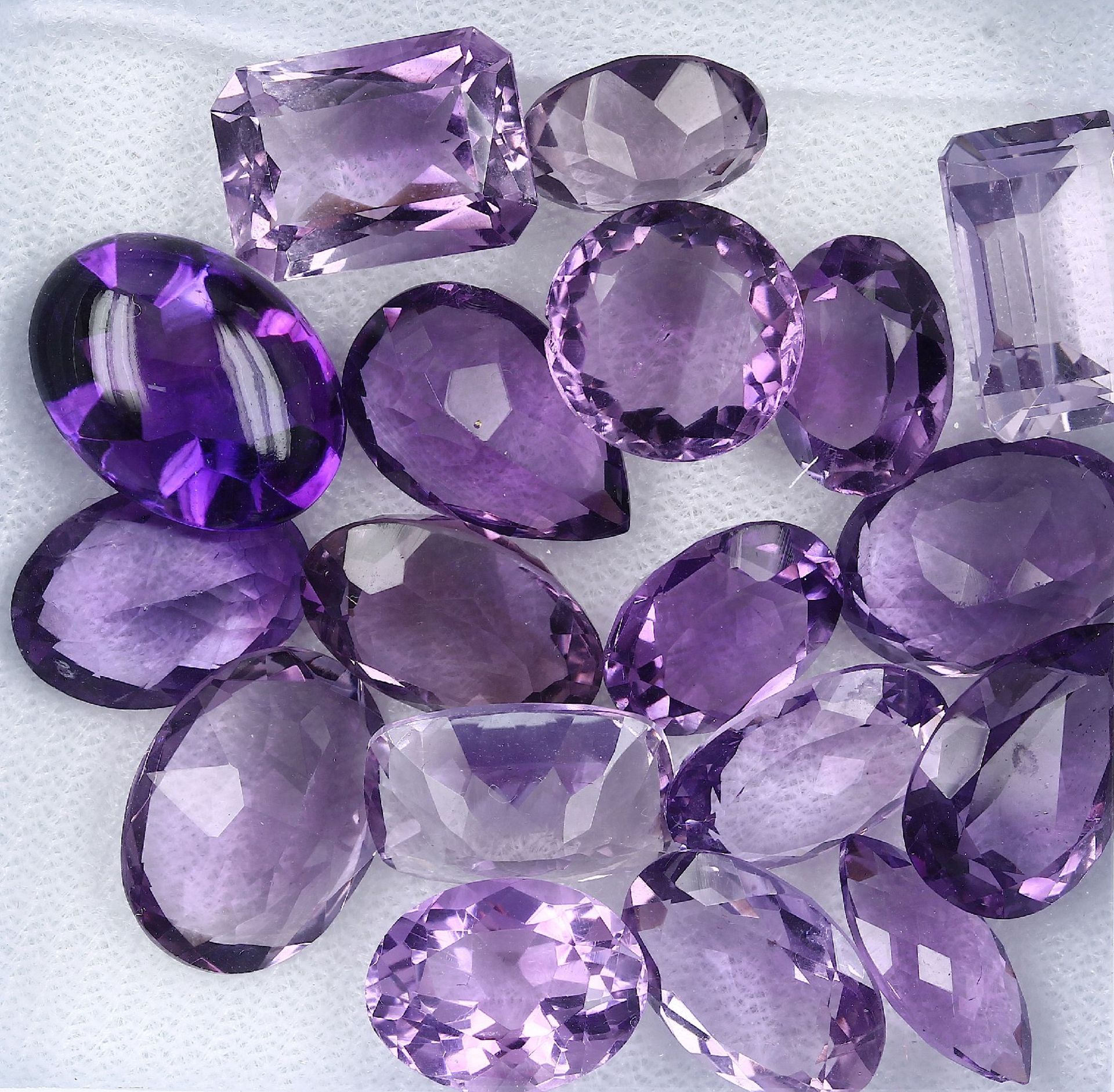 Lot lose Amethyste, zus. ca. 104.5 ct, versch. Größen und Schliffarten Schätzpreis: 2530, - EURLot