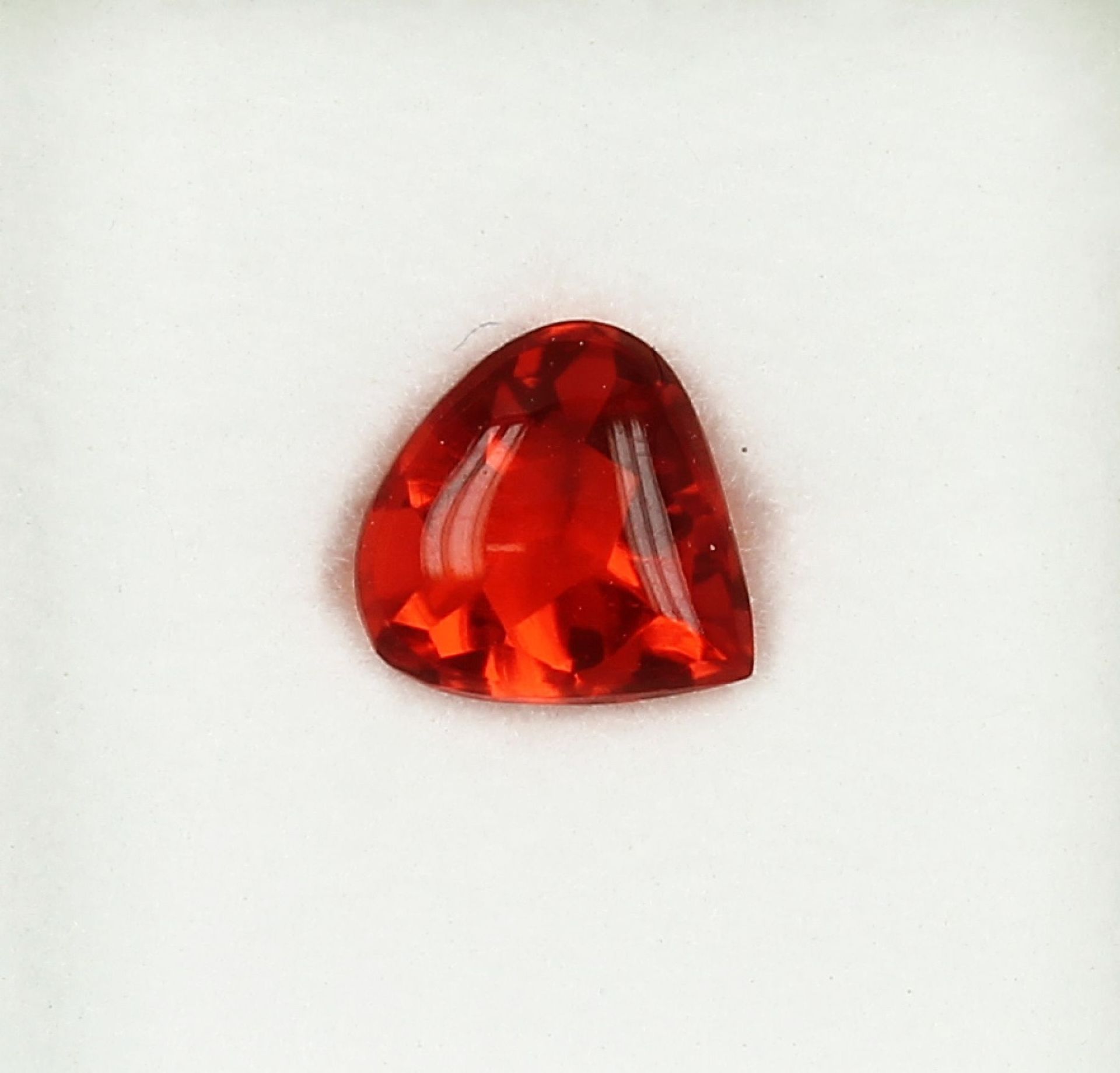 Feueropal-Cabochon in Herzform ca. 0.71 ct, hervorragende Qualität und Farbe Schätzpreis: 270, -