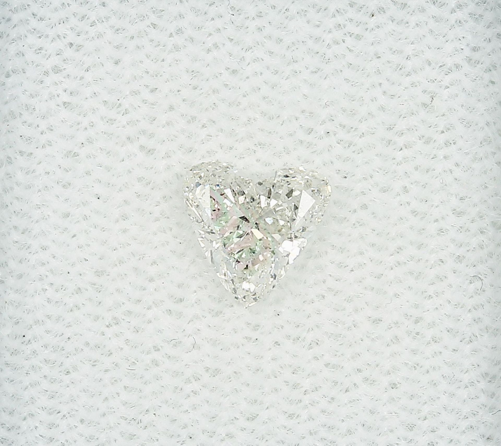 Loser Diamant, 0.66 ct l.get.Weiß+ (I)/si1, herzf. facett., mit HRD-Expertise Schätzpreis: 1680, -