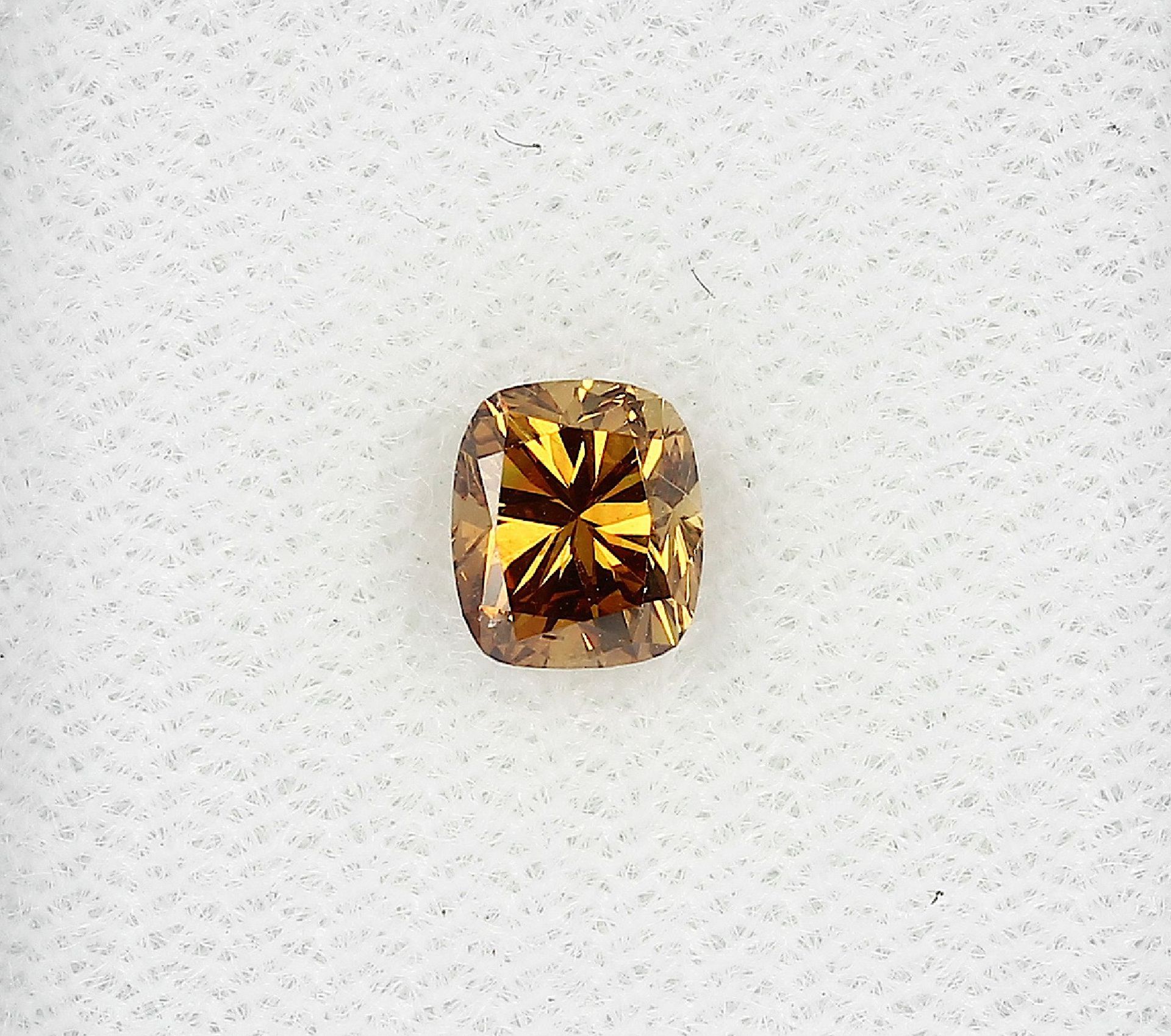 Loser Diamant, 0.71 ct Natural fancy intense orangy brown/si1, mit HRD-Expertise Schätzpreis: