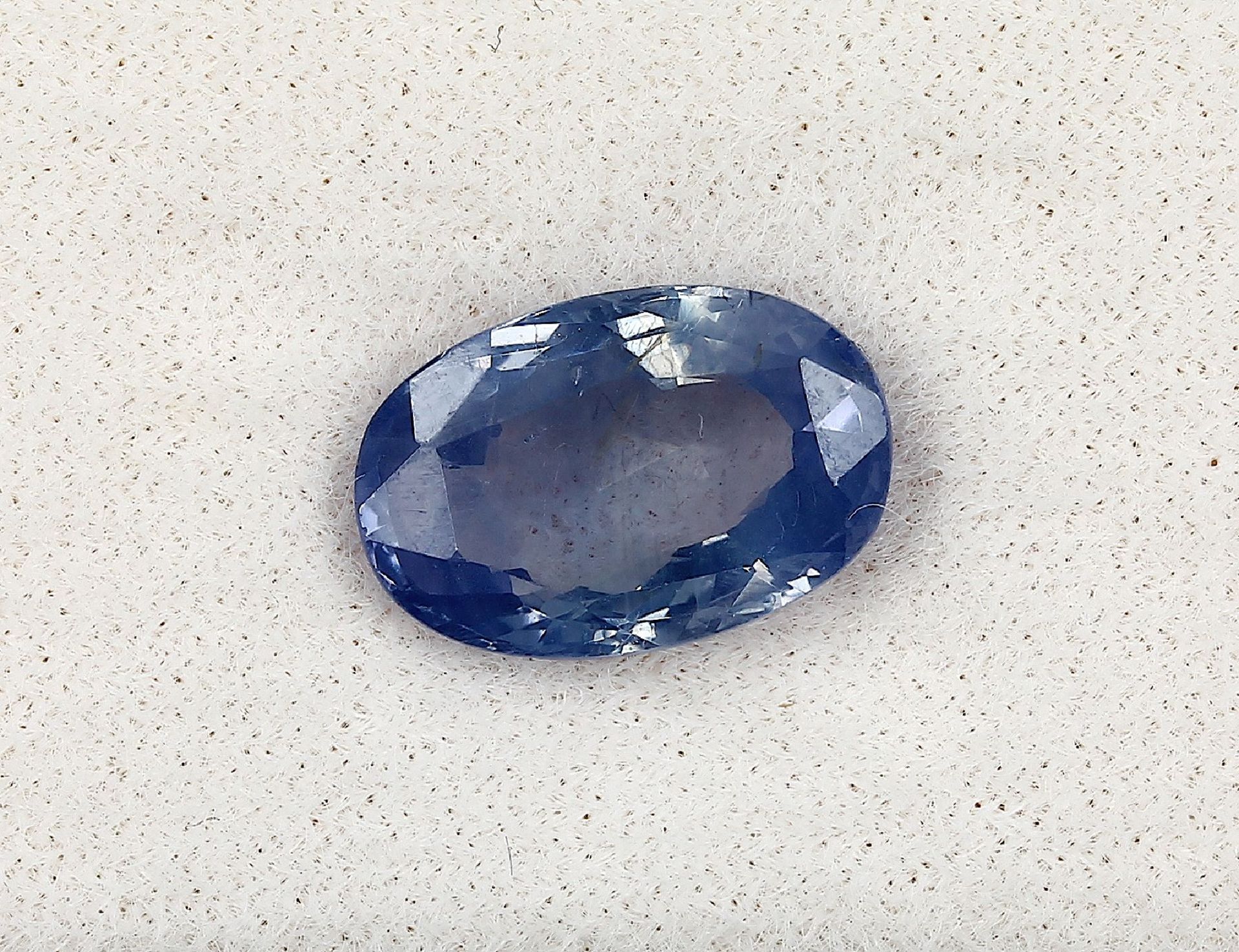 Ovalfacett. Ceylon-Saphir ca. 8.14 ctOval bevelled ceylon-sapphire approx. 8.14 ct