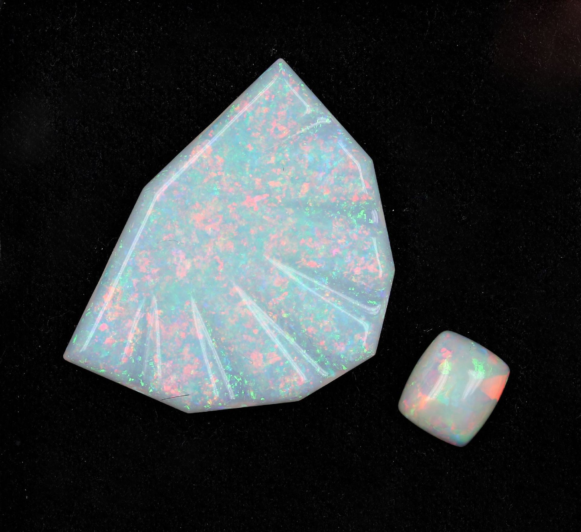 2 Opale zus. ca. 34 ct, 1 x Cabochon-Rechteck ca. 10 x 8 mm, ca. 3.48 ct; 1 x Fantasieform,