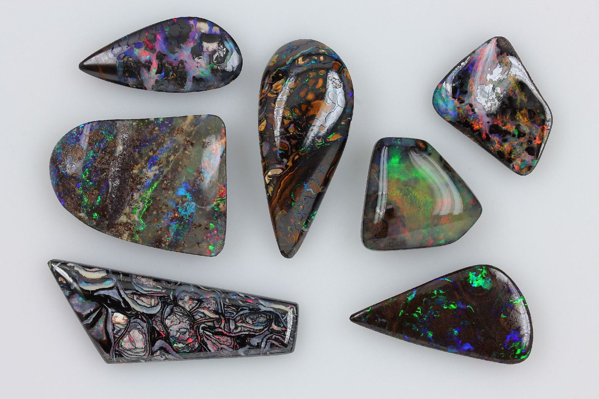 Konvolut 7 lose Opale, best. aus: 1 x Boulderopal, ca. 23.5 ct, 1 x Yowah-Nuss Opal, ca. 22.4 ct,