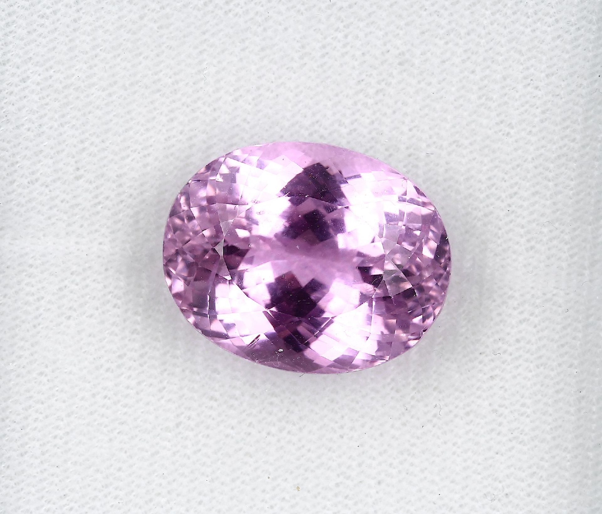 Loser Kunzit, ca. 40.8 ct, oval facett. Schätzpreis: 3600, - EURLoose kunzite , approx. 40.8 ct,