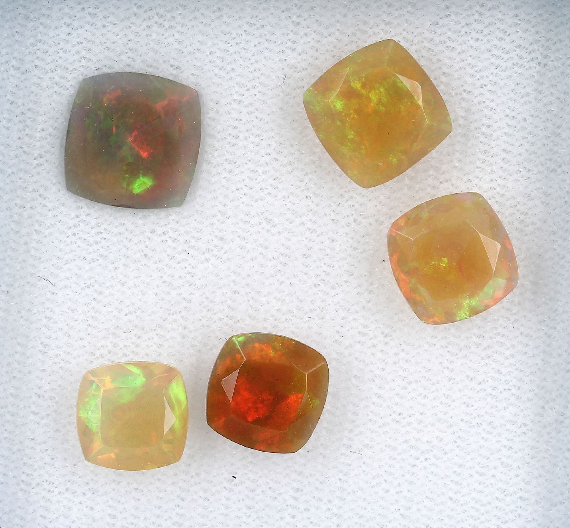 Lot 5 lose Opale, zus. ca. 9.3 ct, Kissenschliff, versch. Größen, unterschiedliche Farbspiele in