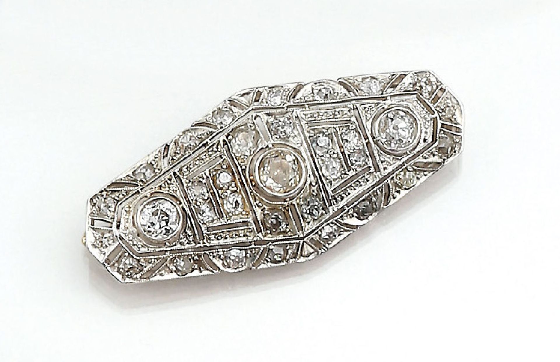Art-Deco Brosche mit Diamanten, Platin, Russland um 1910, Altschliffdiamanten zus. ca.2.0 ct l.get.