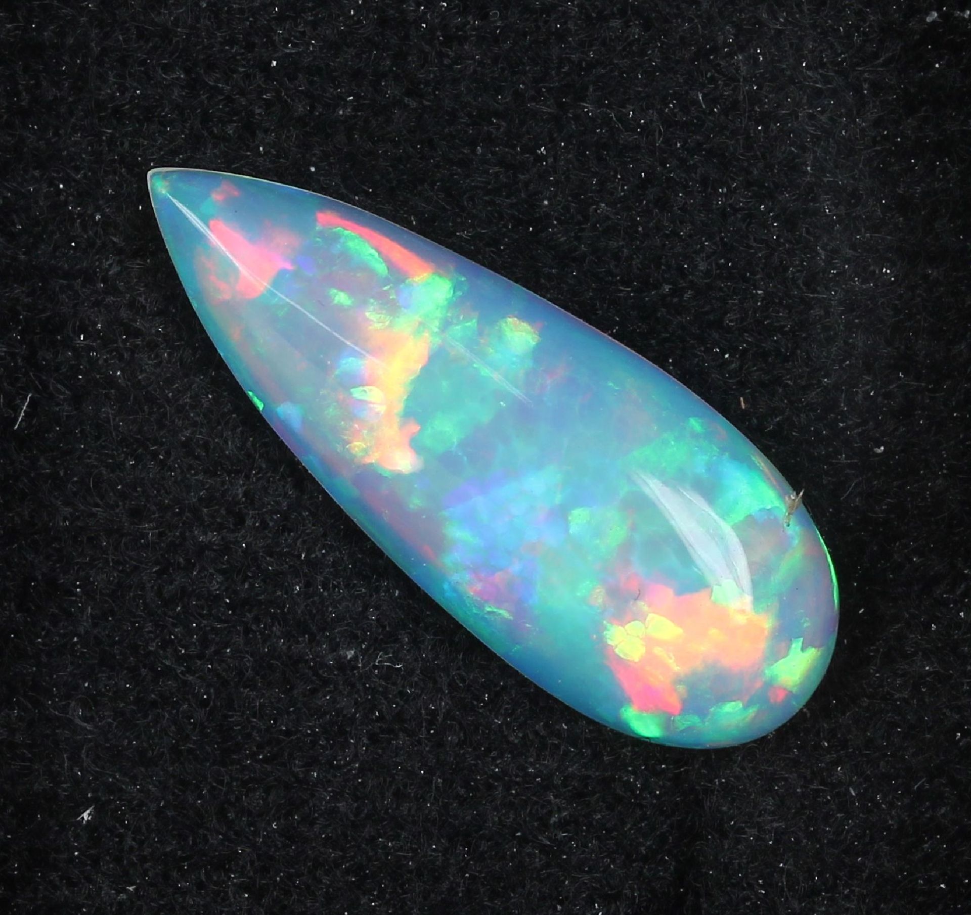 Loser Opal, 7.5 ct, tropfenf. Cabochon, unbeh., 27.29 x 10.57 x 5.78 mm, lebendiges Farbspiel in