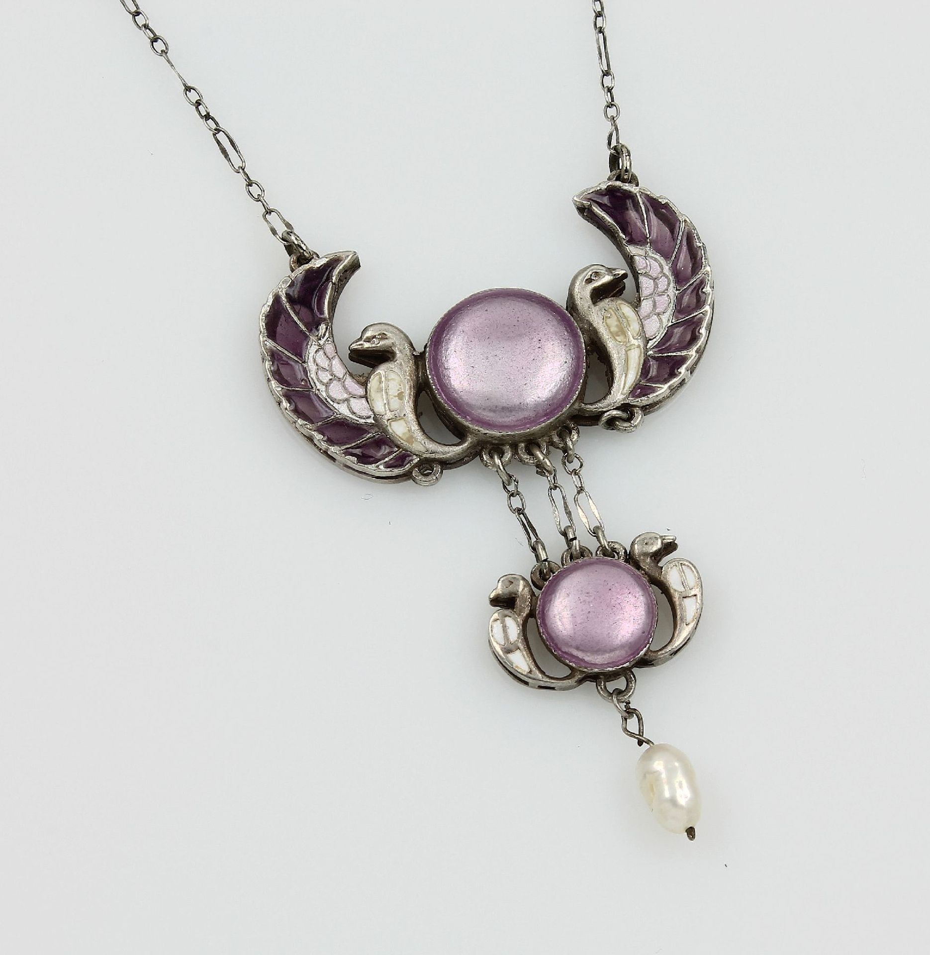 Jugendstil-Collier mit Fensteremail deutsch um1898/1902, Silber, Perle mit Horusschwingen,
