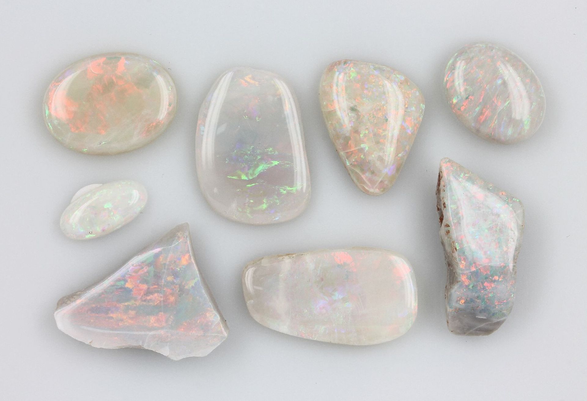 Konvolut 8 lose helle Opale, best. aus: 1 xca. 7.10 ct, 1 x ovaler Cabochon, ca. 7.99 ct,1 x 1.89