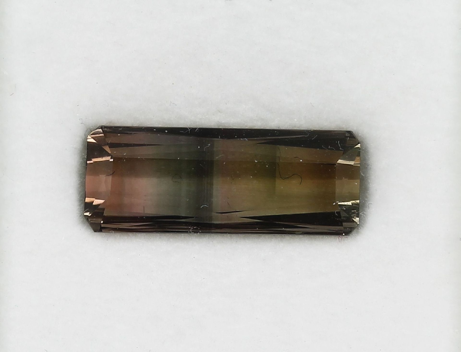 Loser Turmalin, ca. 6.69 ct, rechteckig facett., Farbverlauf von Grün bis Braun Schätzpreis: