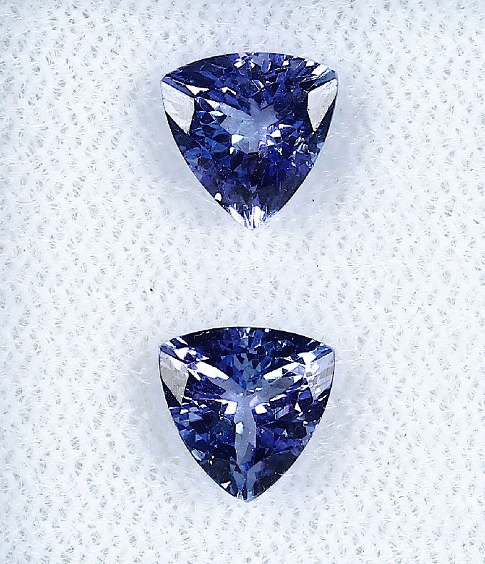 Lot Paar lose Tansanite, zus. 2.14 ct, triangelf. facett., Purplish Blue, Hitzebeh., Herkunft: