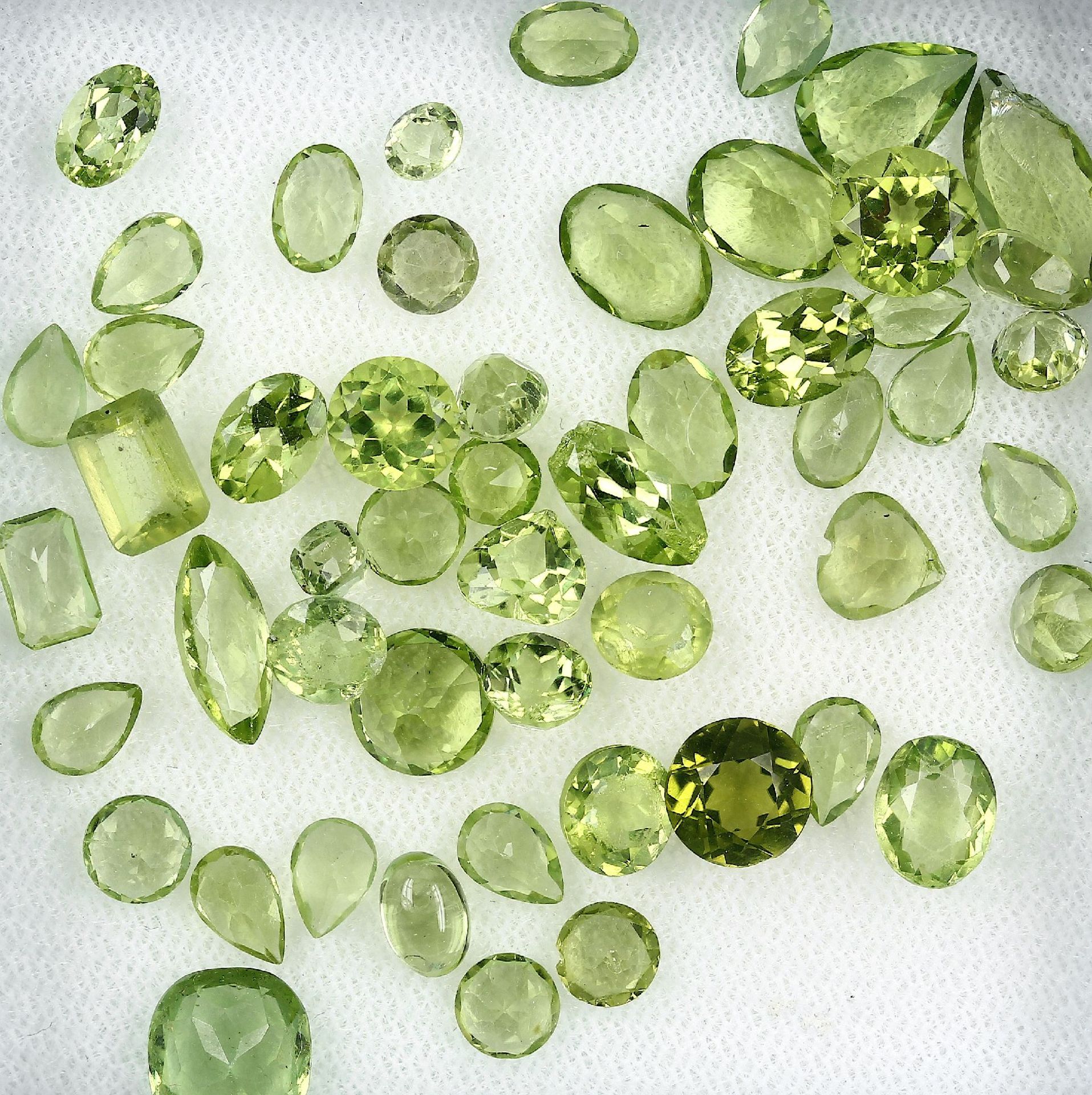 Lot lose Peridots, zus. ca. 37.7 ct, versch. Größen und Schliffarten Schätzpreis: 2300, - EURLot