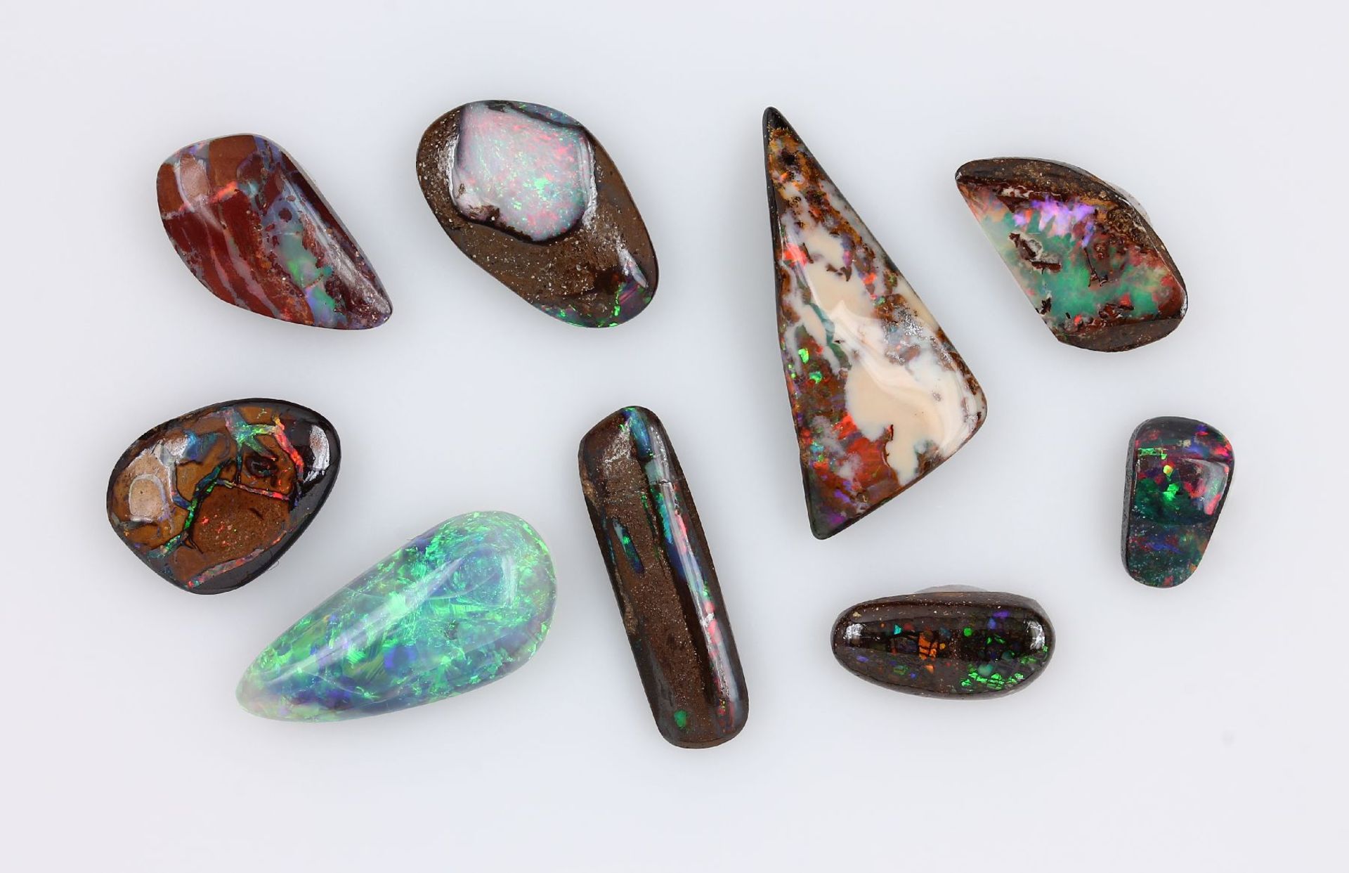 Konvolut 9 lose Opale, best. aus: 1 x Boulderopal, ca. 2.3 ct, 1 x Schwarzopal, ca. 7.28 ct, 1 x