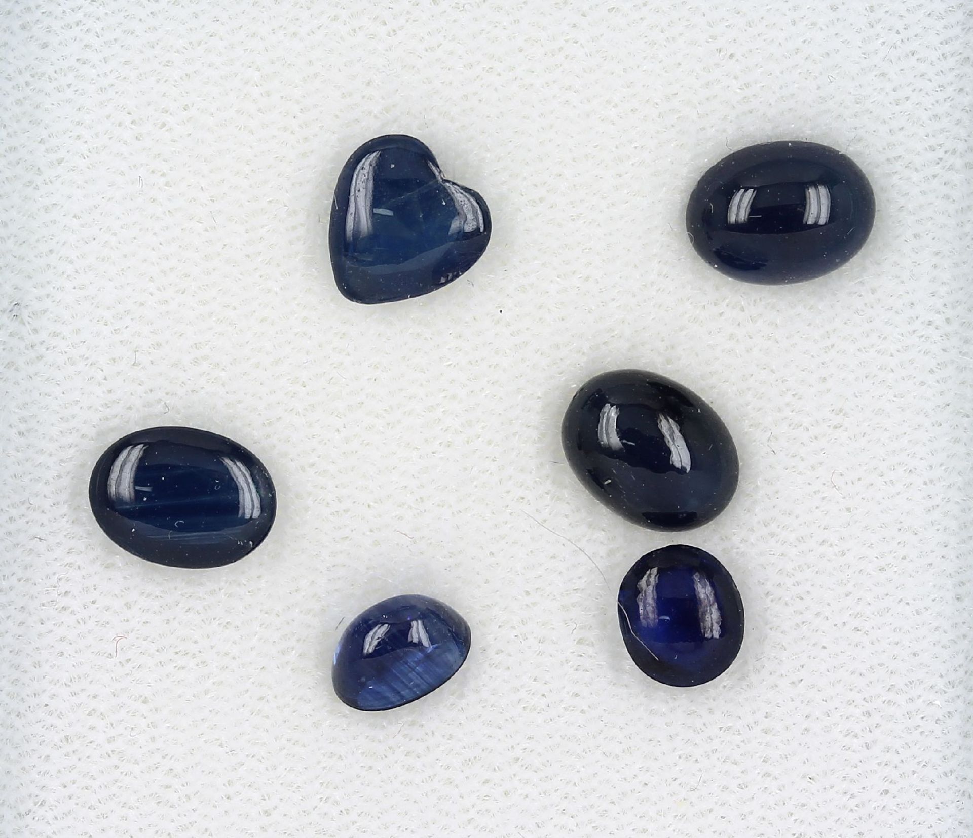 Lot lose Saphire, zus. ca. 10.1 ct, Cabochons in versch. Größen und Formen Schätzpreis: 950, -