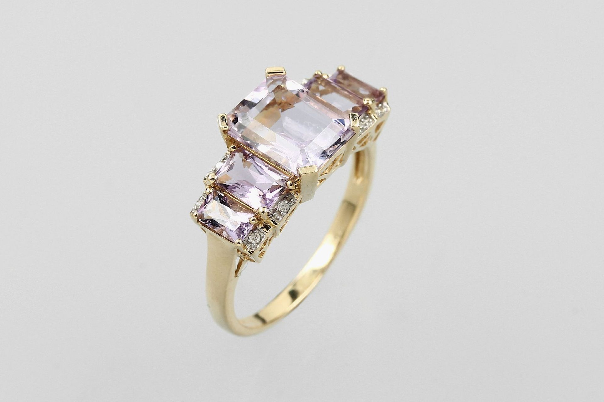 14 kt Gold Ring mit Amethyst und Diamanten, GG/WG 585/000, 5 facett. Amethyste zus. ca. 5.0 ct, in