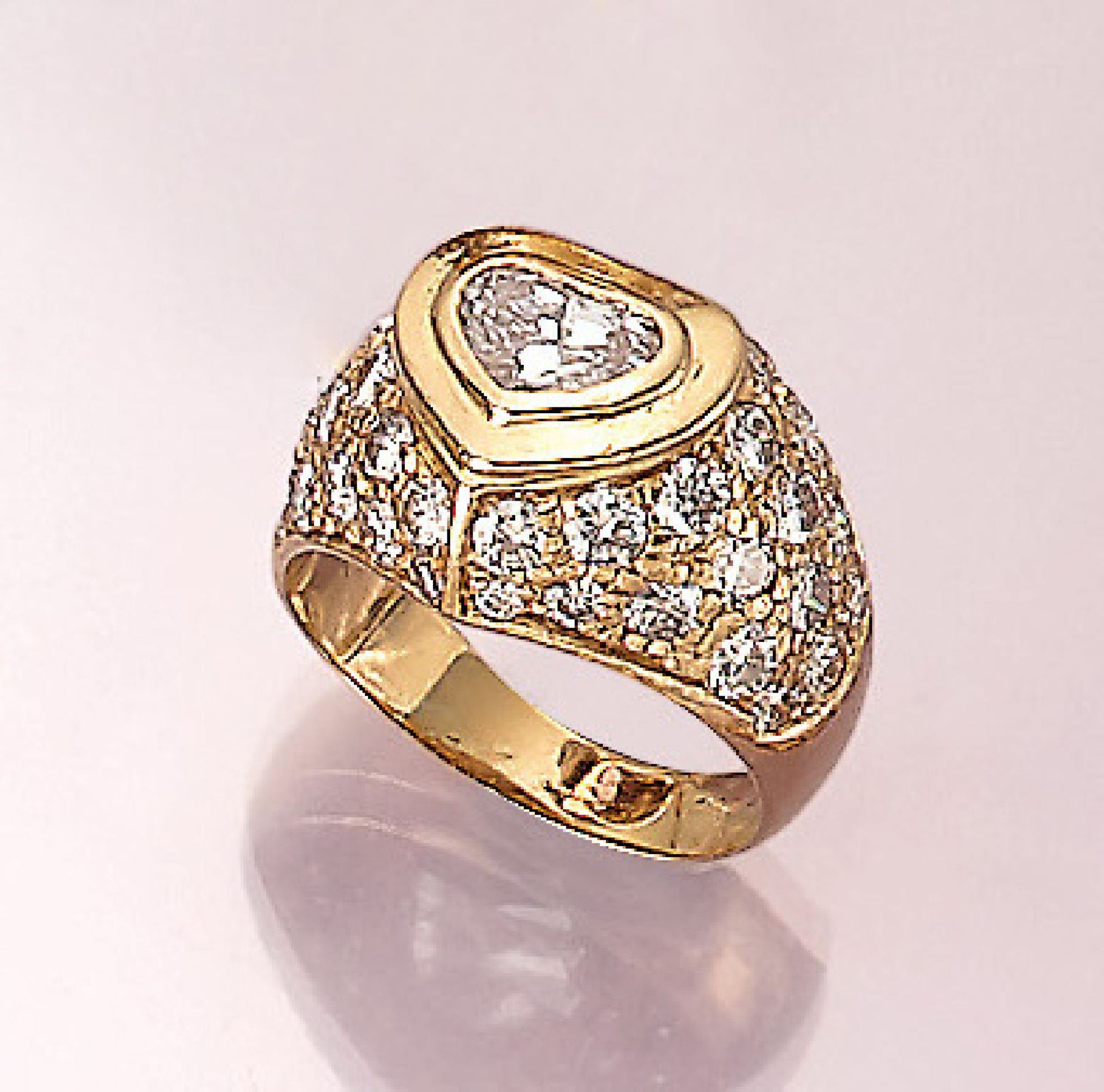 18 kt Gold Ring mit Diamant und Brillanten, GG 750/000, Diamant-Herz ca. 0.80 ct Weiß/vs, Brillanten