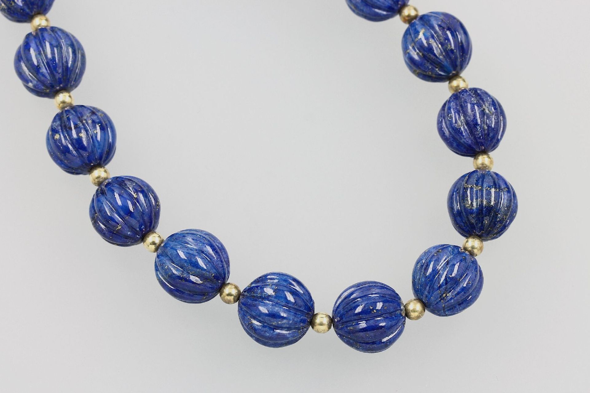 Collier mit Lapislazuli, Schließe und Zwischenkugeln 18 kt Gold, GG 585/000, 32 geriefte