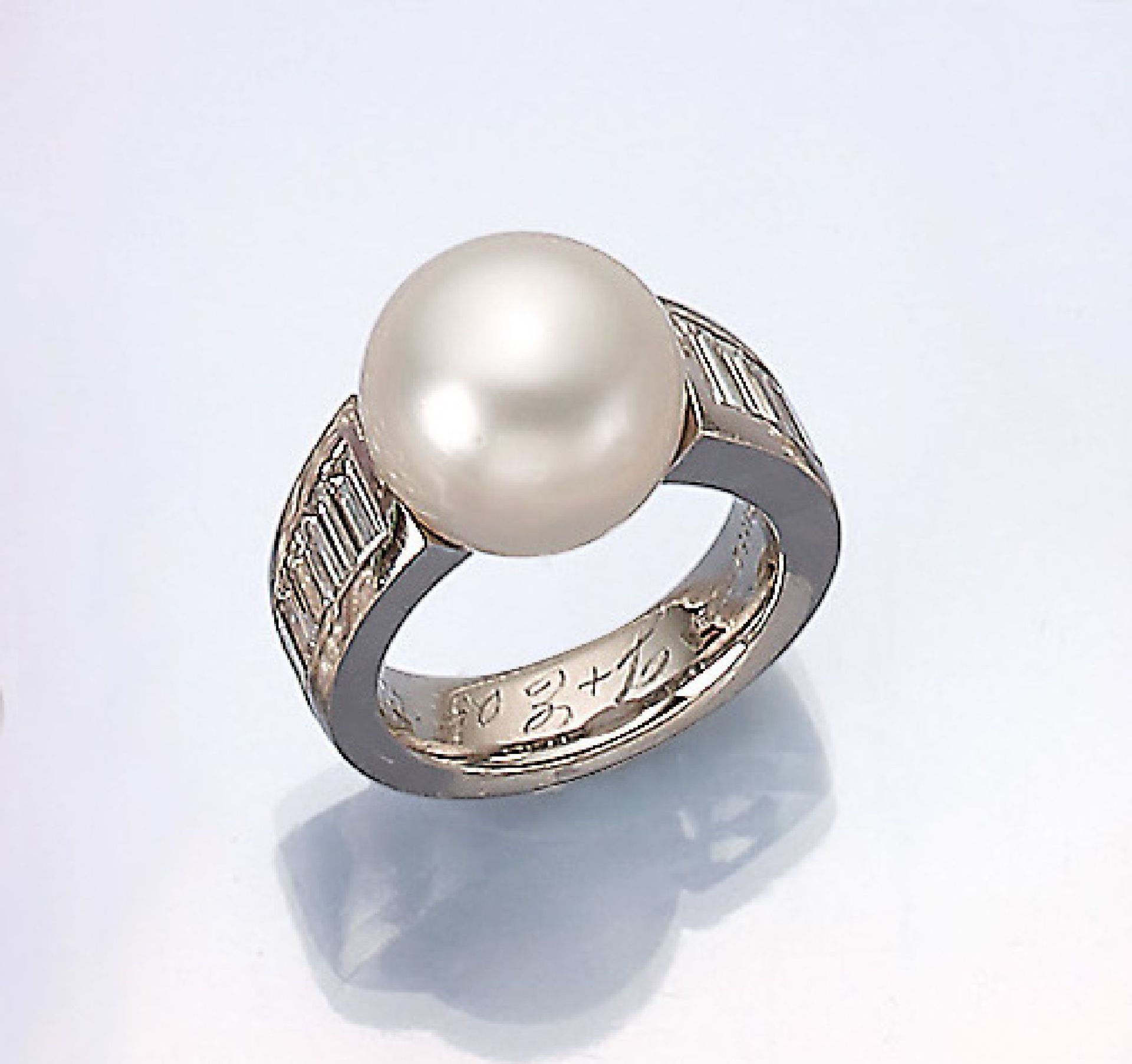 WEMPE Ring mit Südseezuchtperle und Diamanten,Platin, weiße Perle, D. ca. 13 mm, seitl. 12