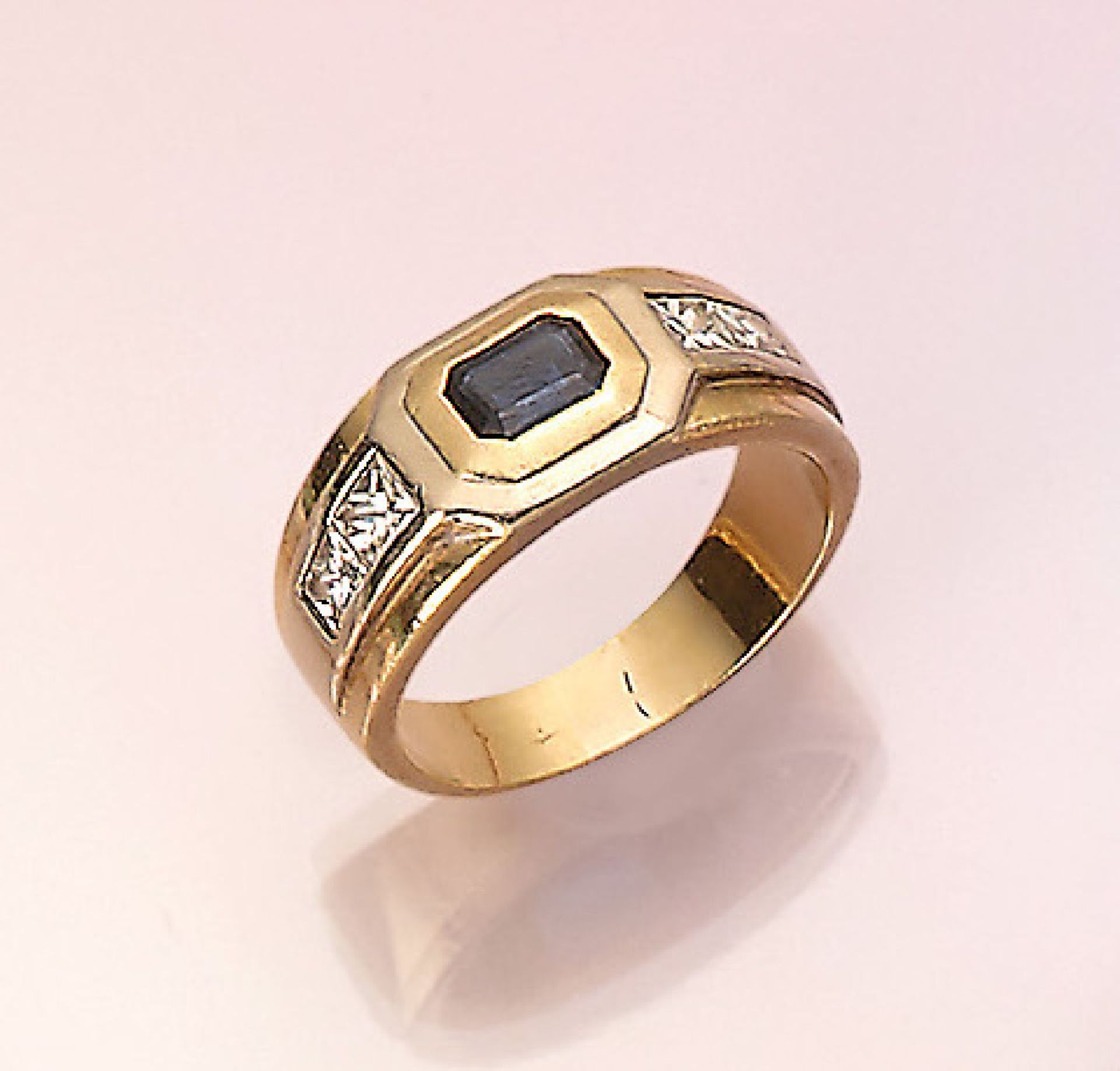 18 kt Gold Ring mit Saphir und Diamanten, GG 750/000, 8-eckig facett. Saphir ca. 0.80 ct, 4