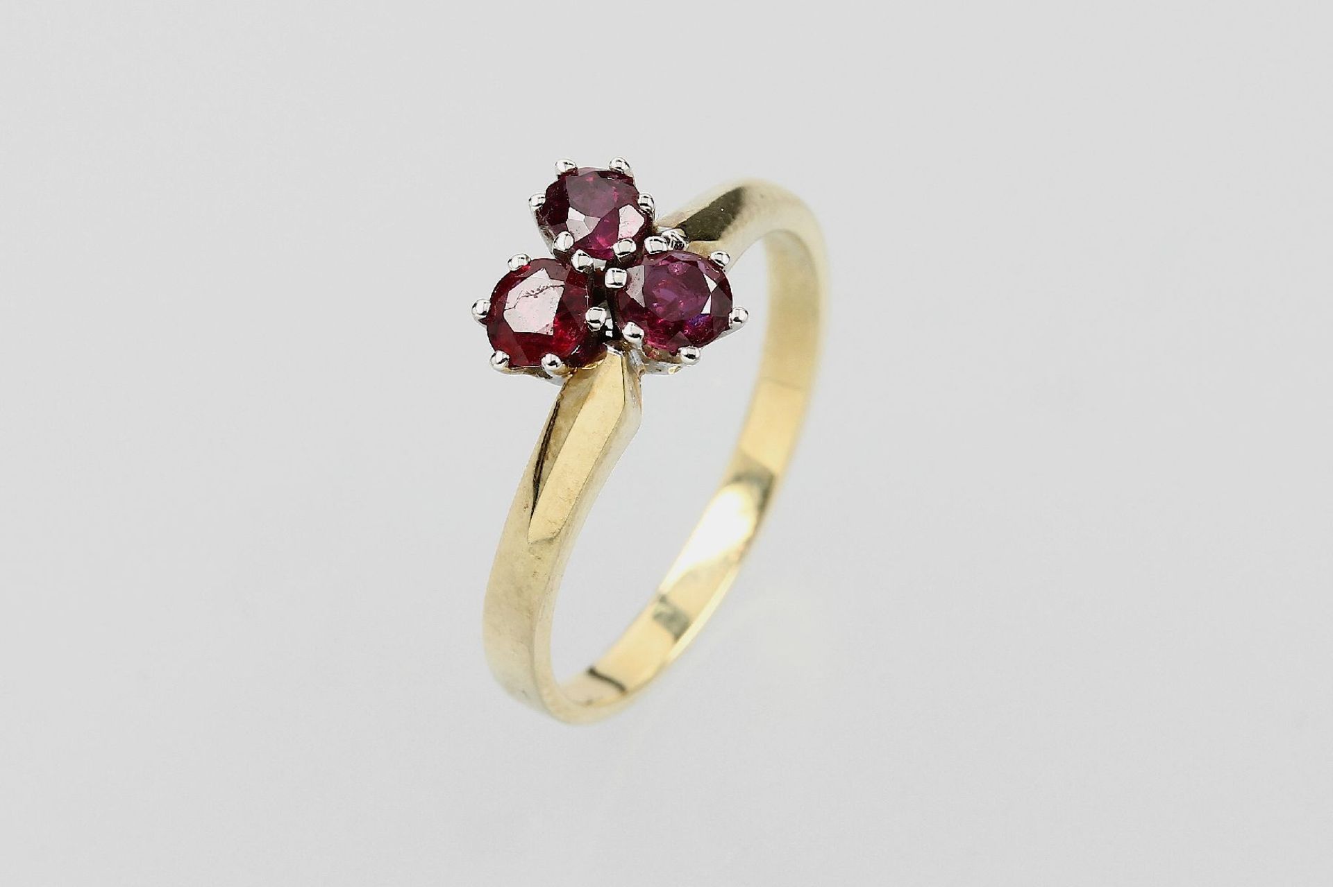 14 kt Gold Ring mit Rubinen, GG/WG 585/000,asymm. Ringschiene, 3 oval facett. Rubine zus.ca. 0.77 ct